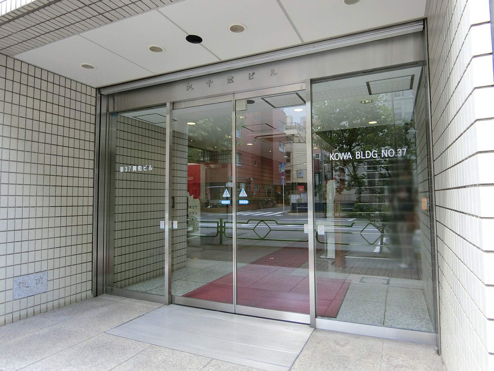 オフィスビル出入口