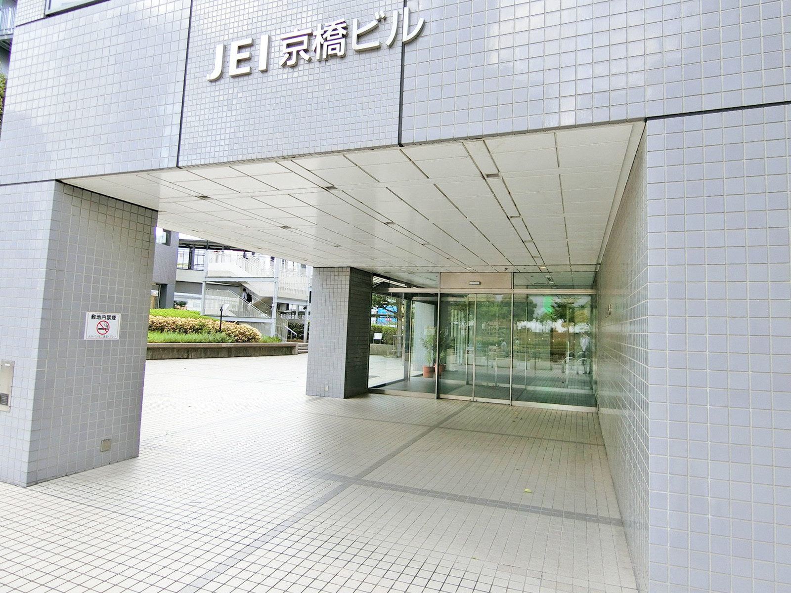 オフィスビル出入口