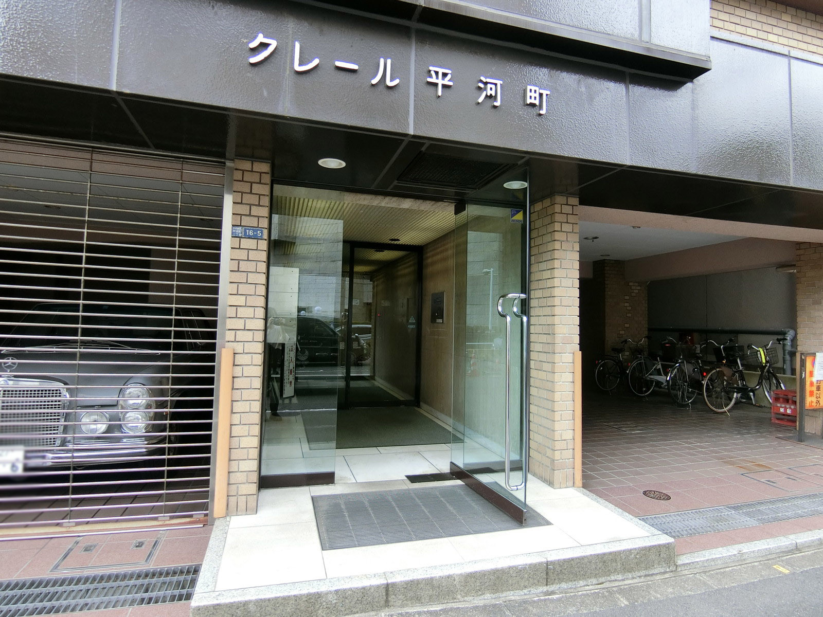 オフィスビル出入り口