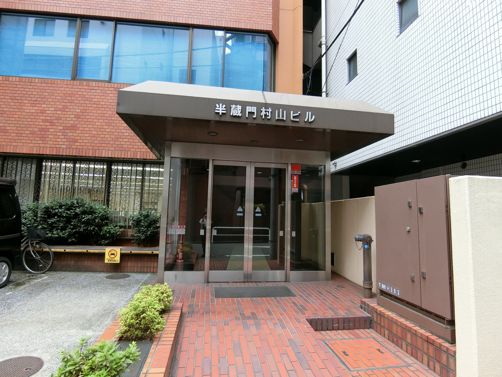 オフィスビル出入口