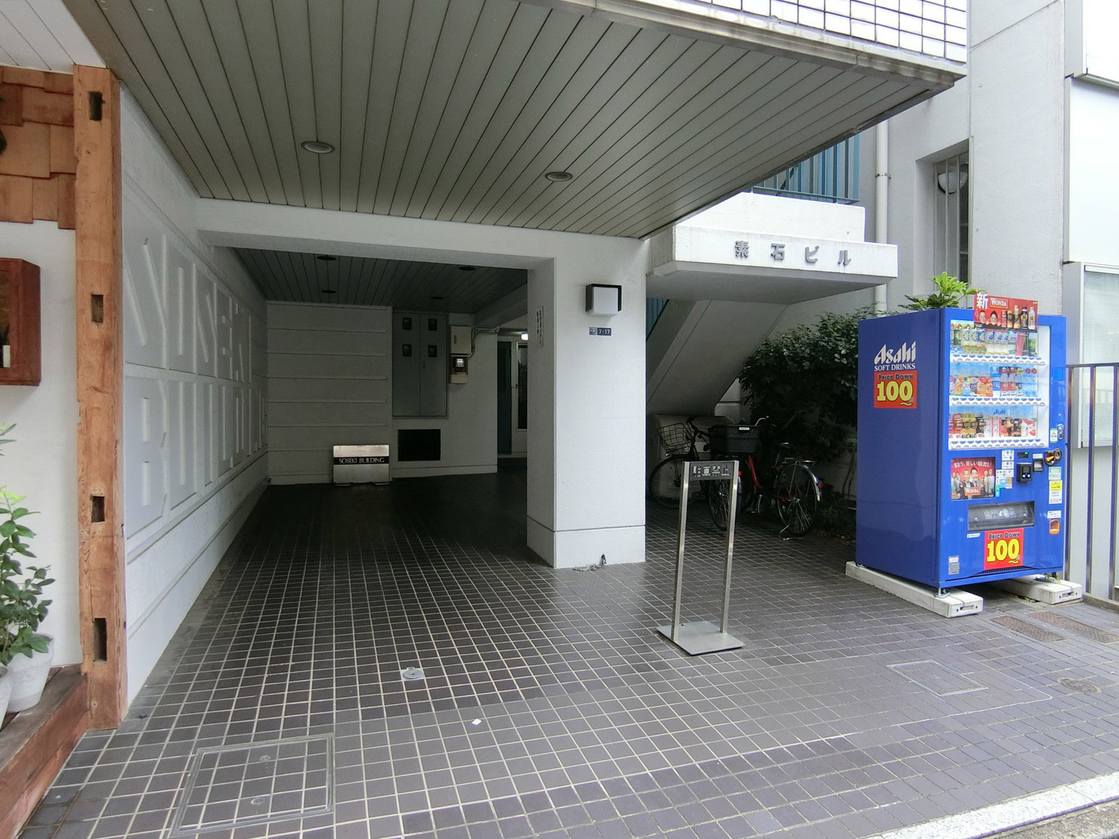 オフィスビル出入り口