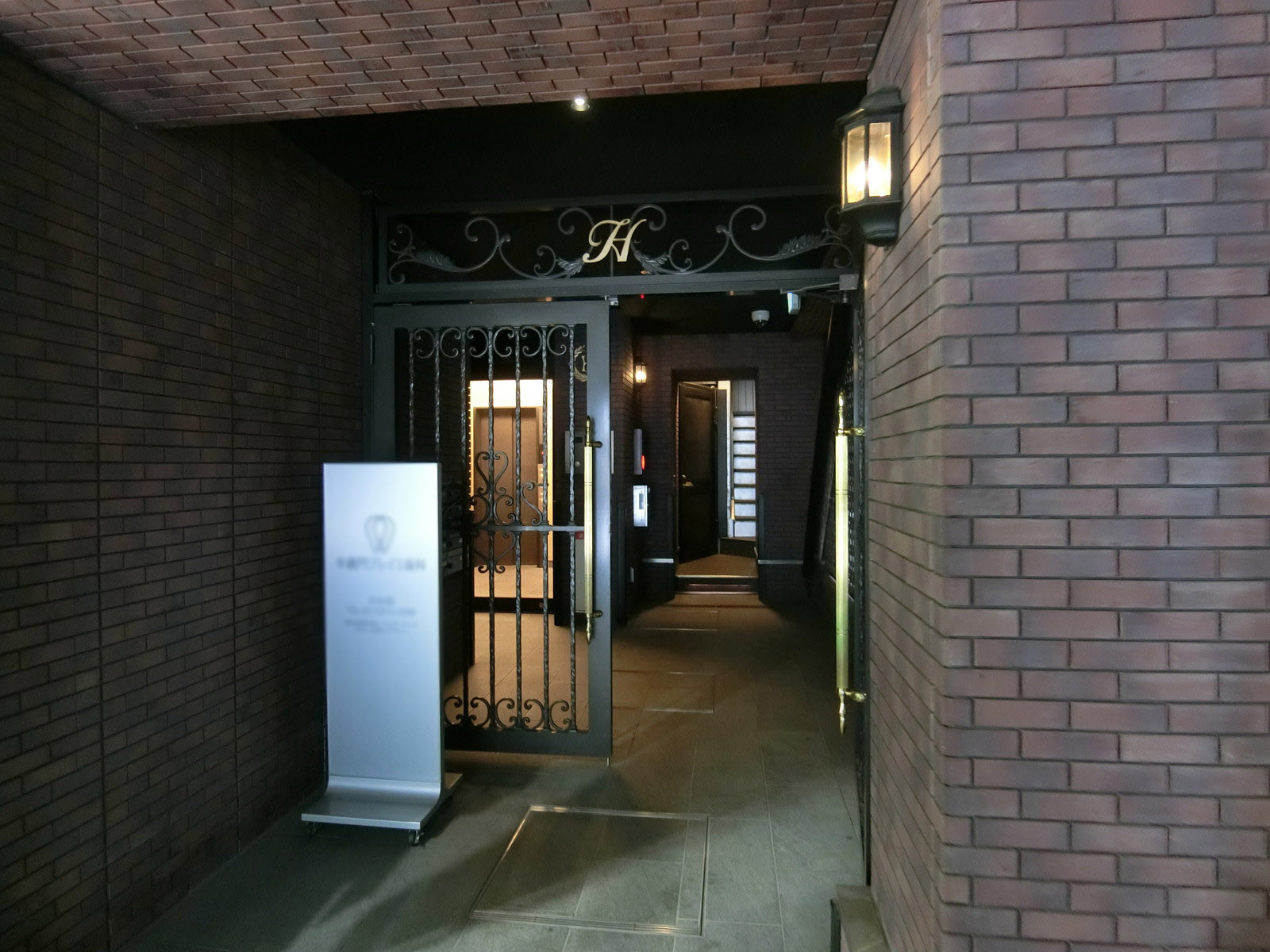 オフィスビル出入り口