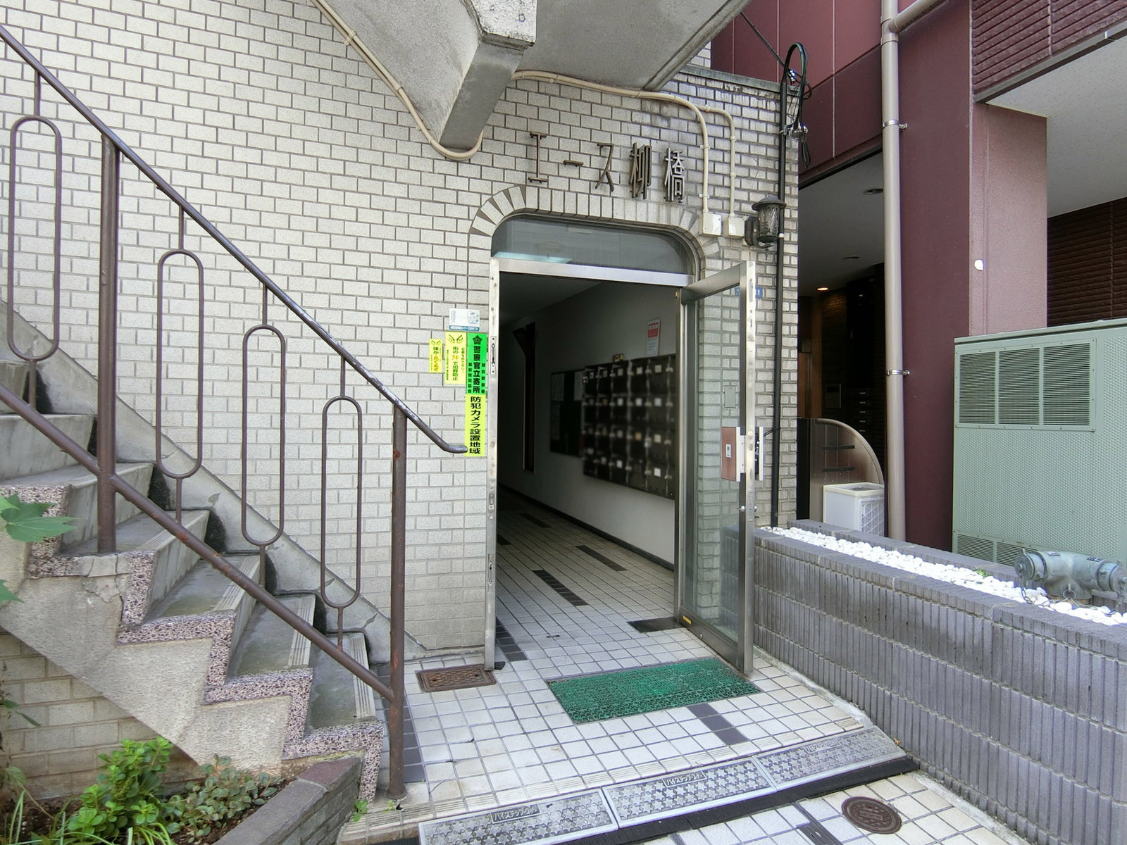 オフィスビル出入り口
