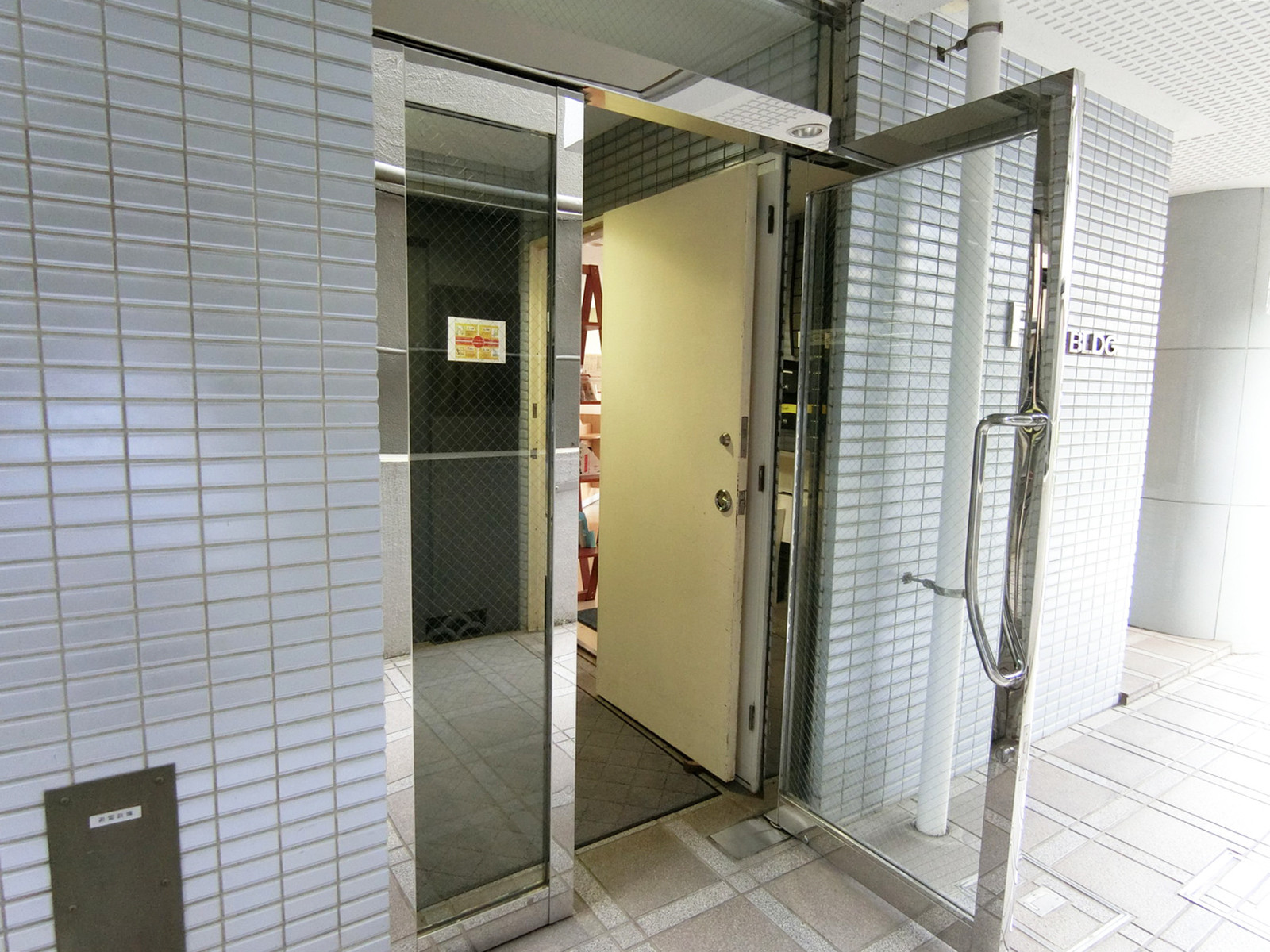 オフィスビル出入口