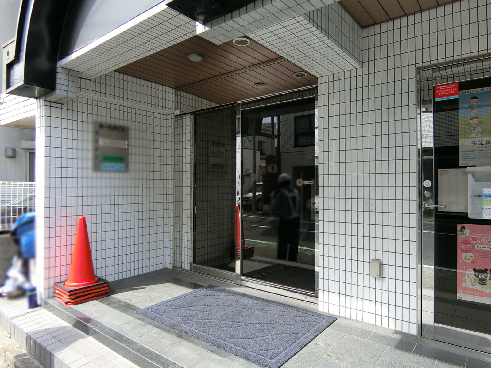 オフィスビル出入口
