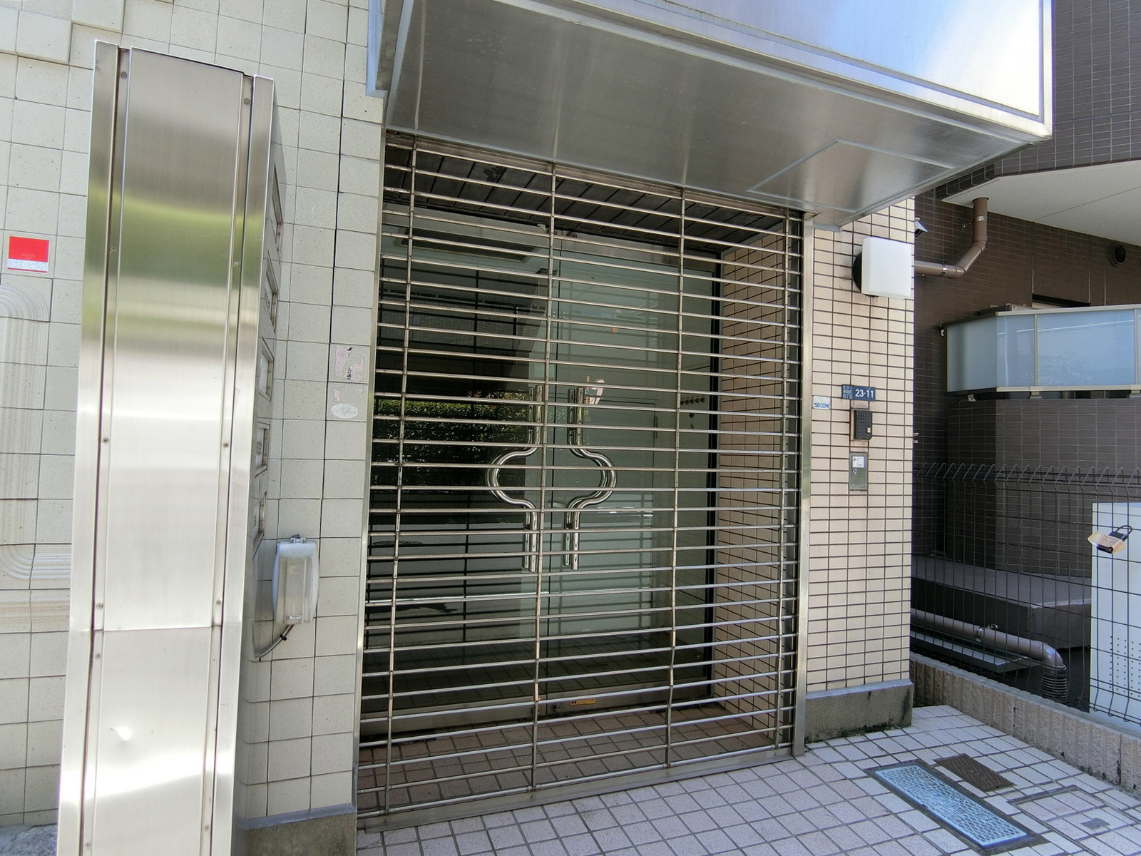 オフィスビル出入口