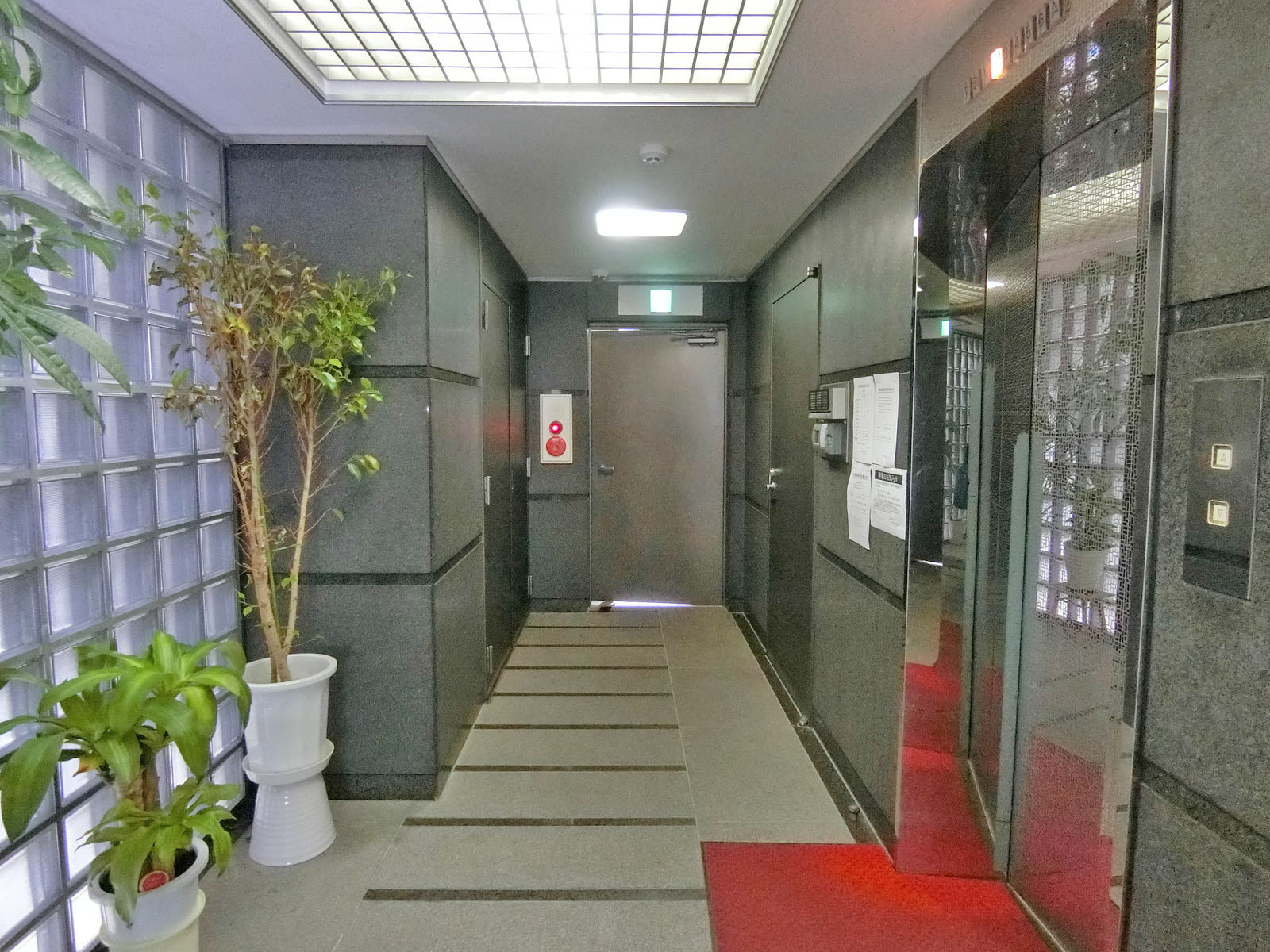 エレベーター前