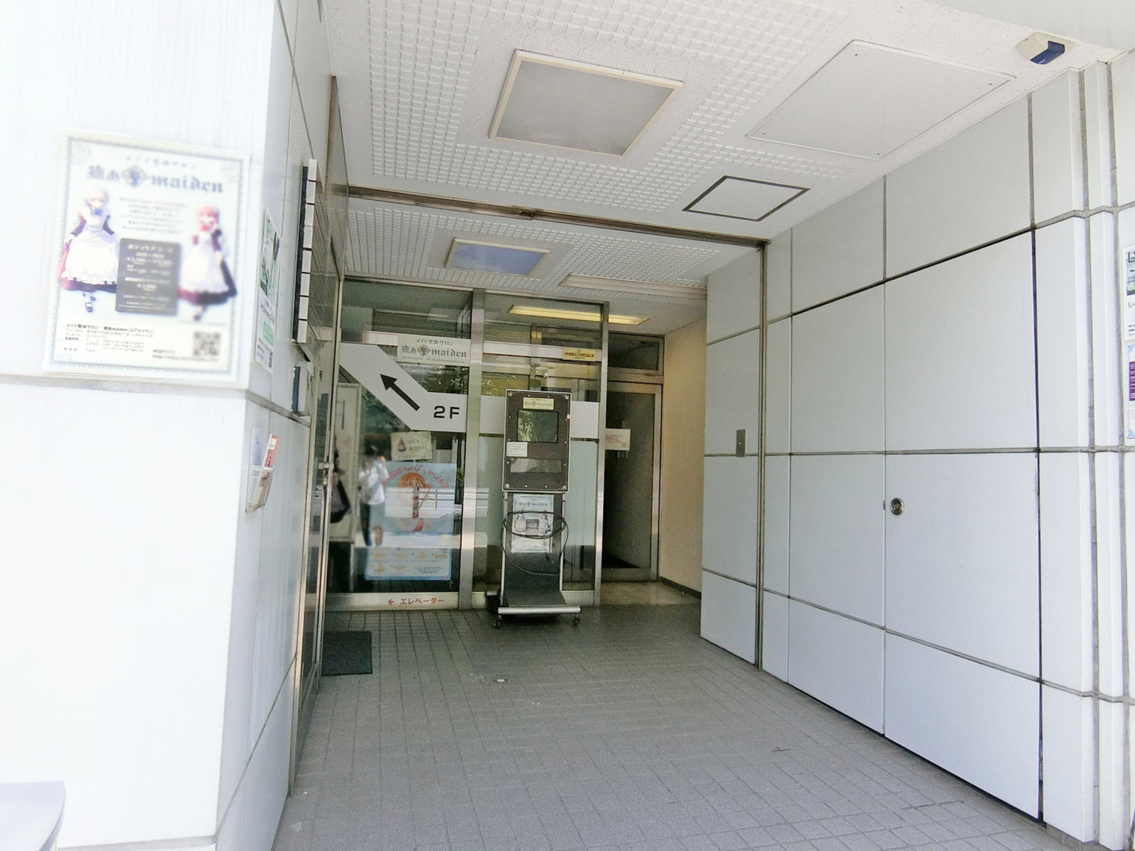 オフィスビル出入り口