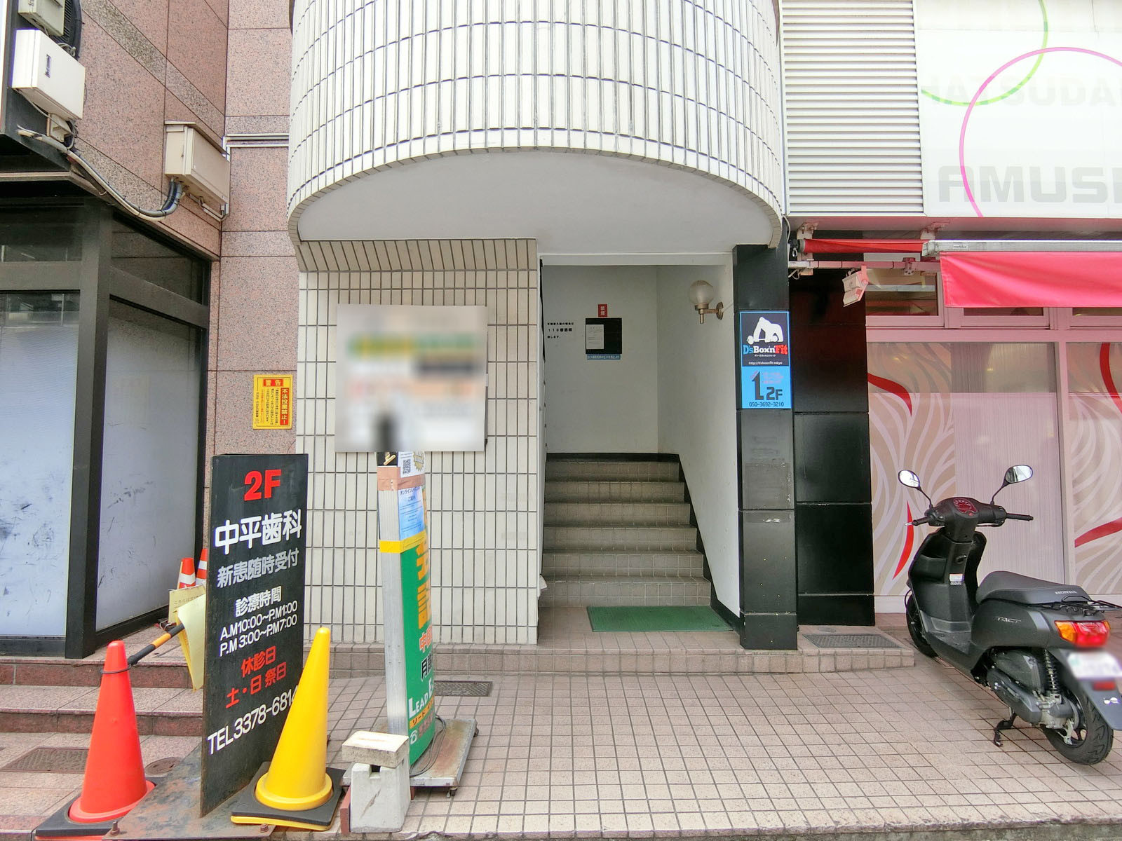 オフィスビル出入口