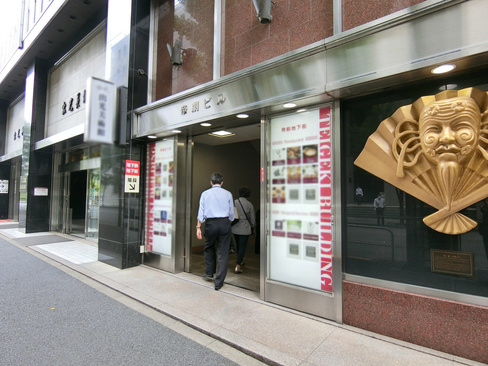 オフィスビル出入り口