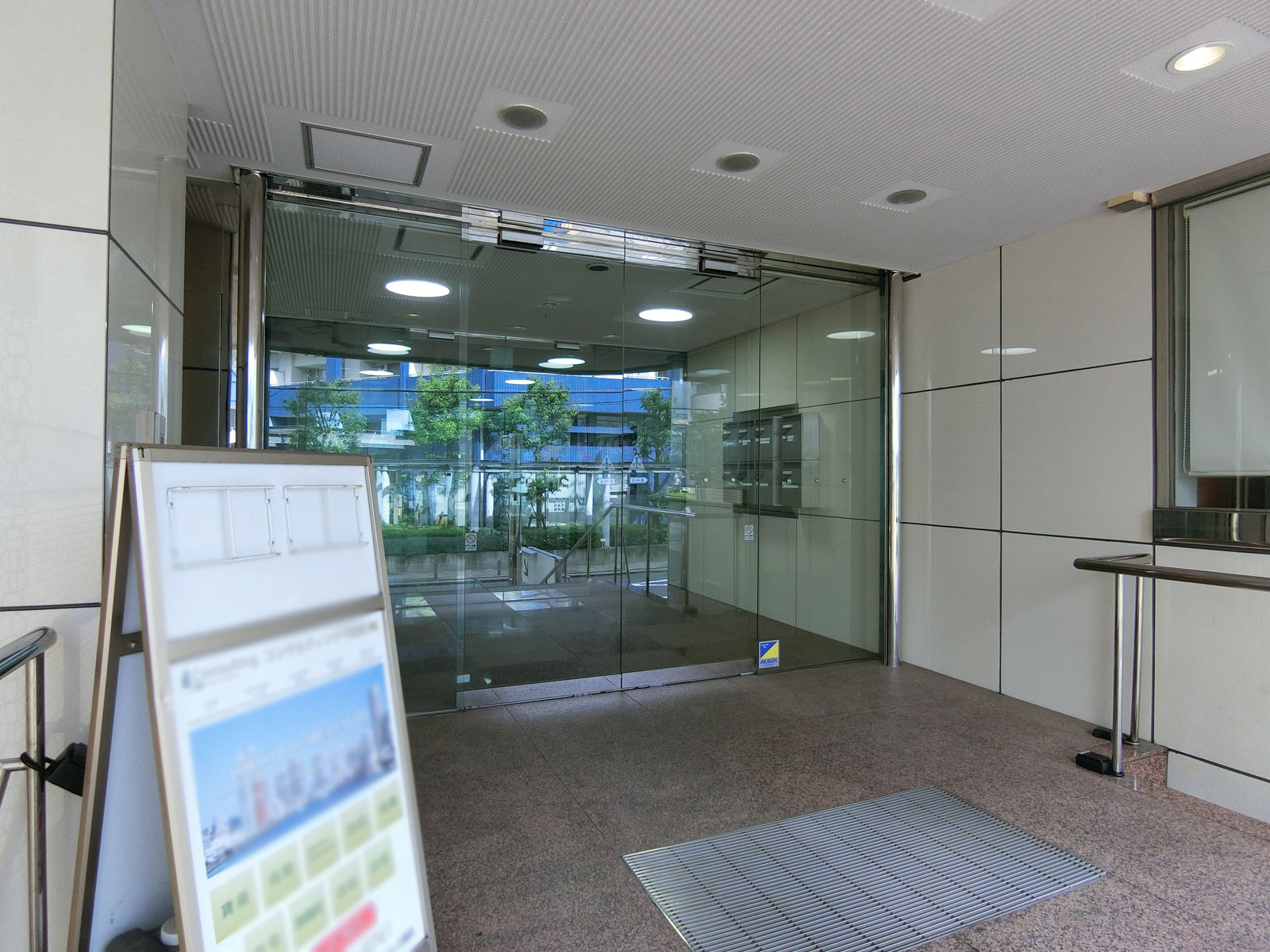 オフィスビル出入口