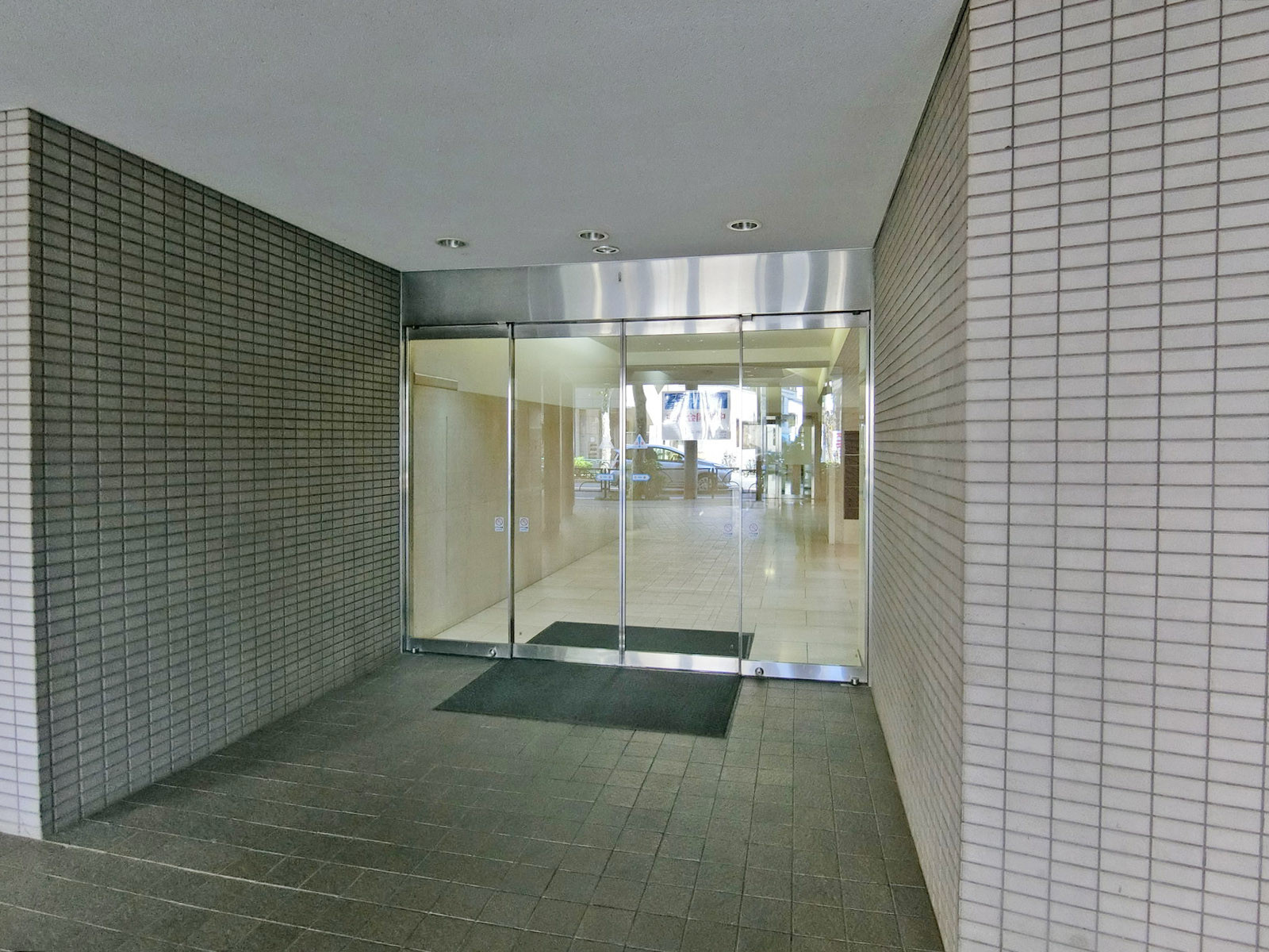 オフィスビル出入り口