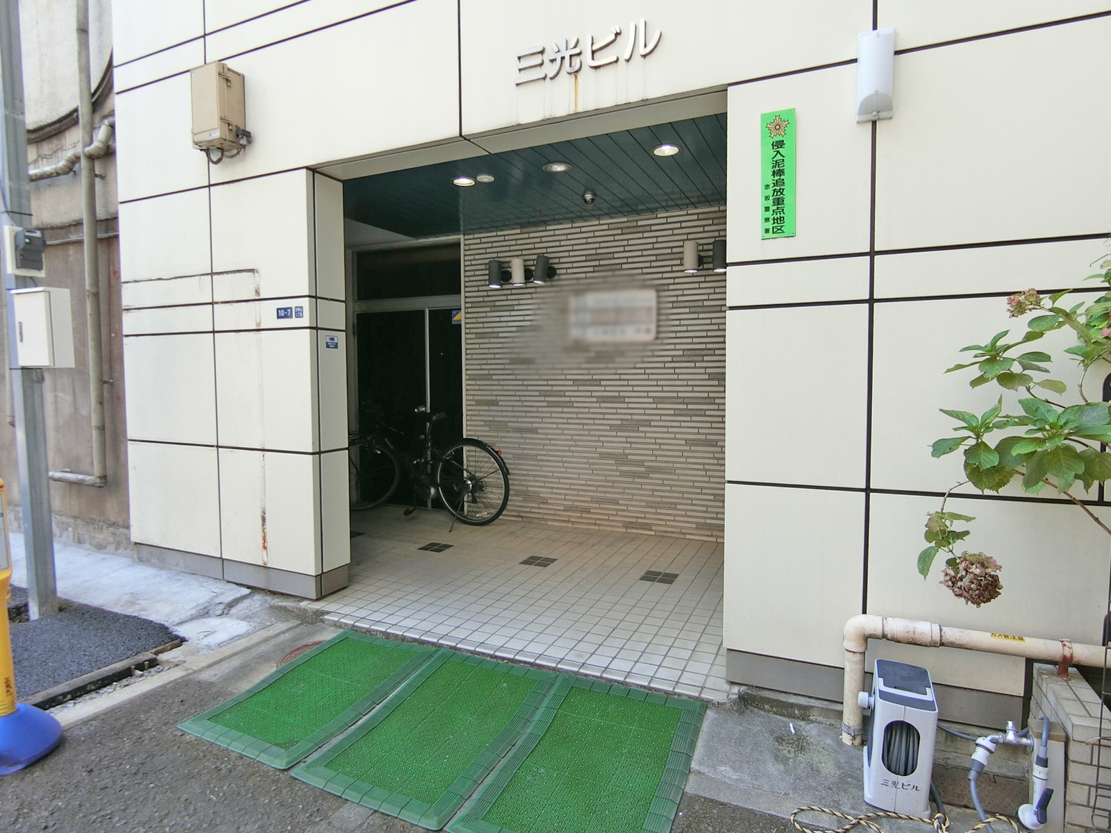 オフィスビル出入口