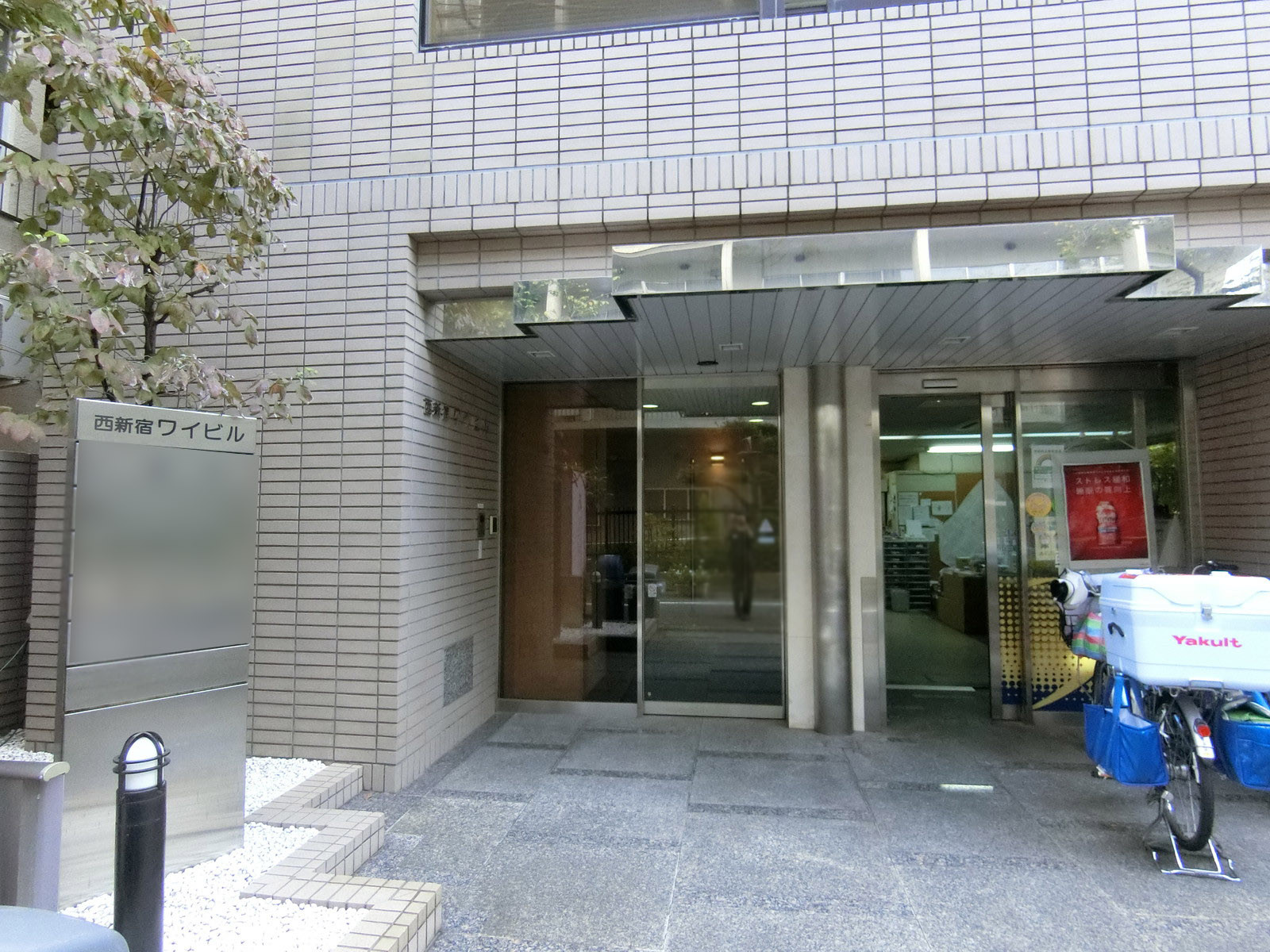 オフィスビル出入り口