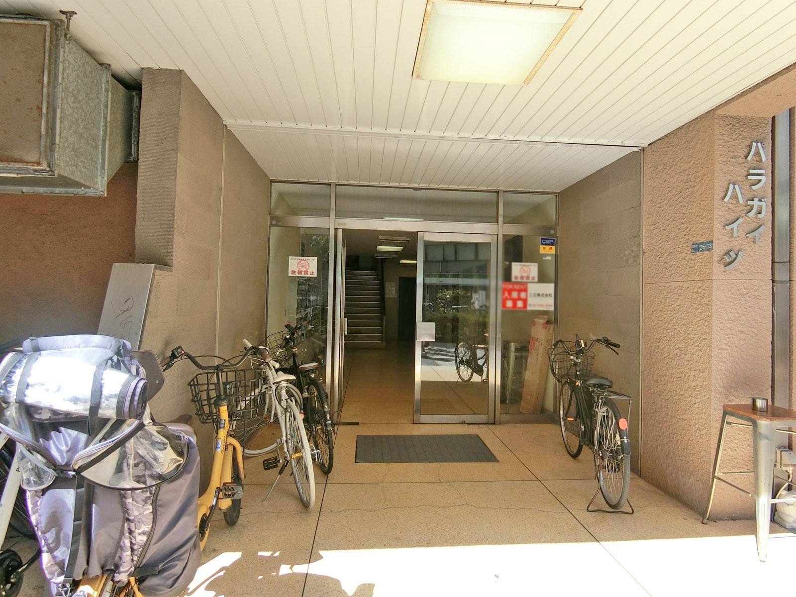 オフィスビル出入り口