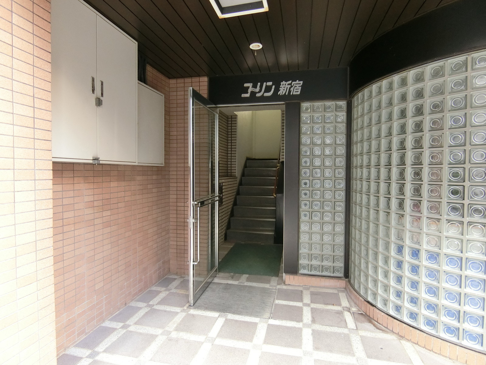 オフィスビル出入り口