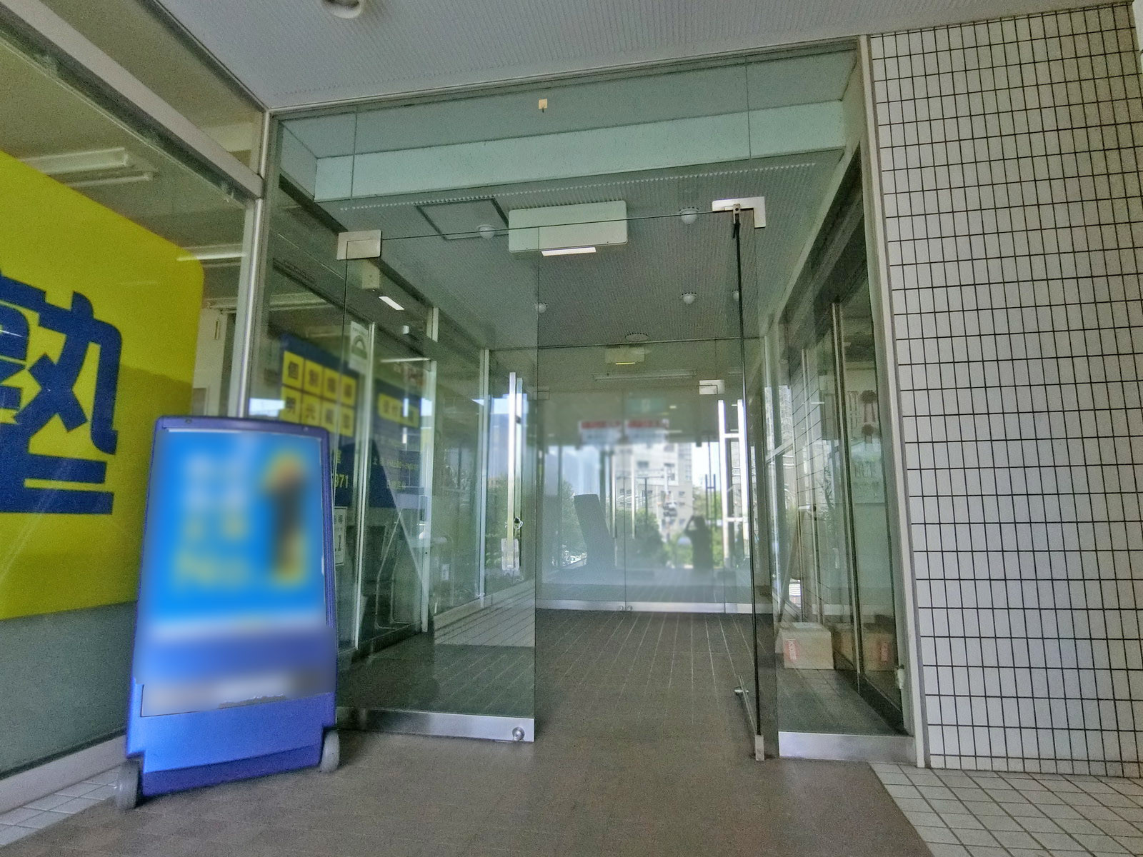 オフィスビル出入り口
