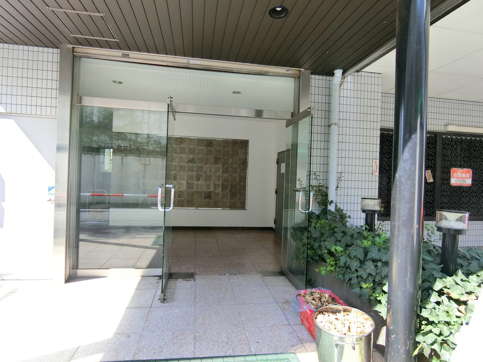オフィスビル出入り口