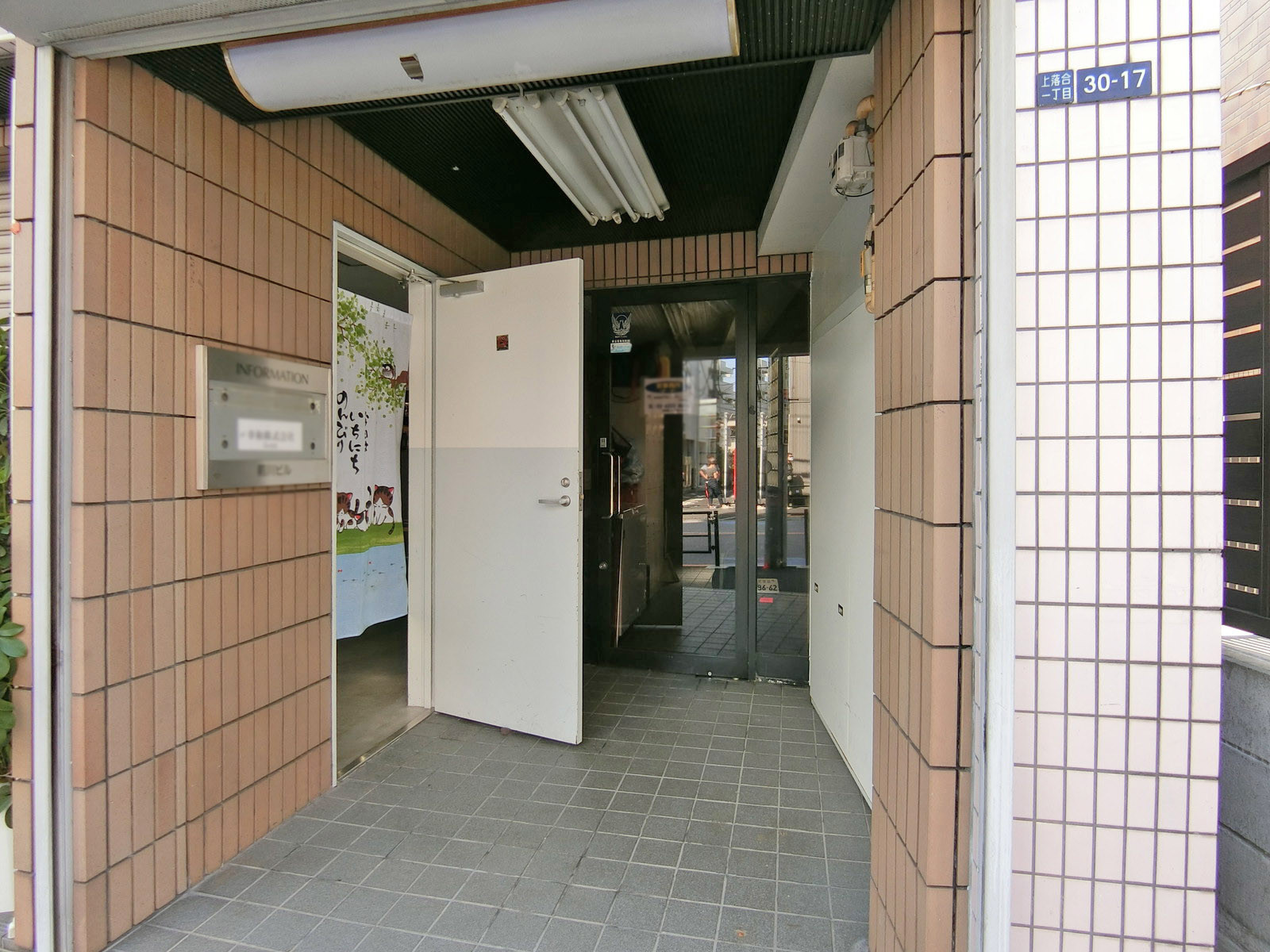 オフィスビル出入り口