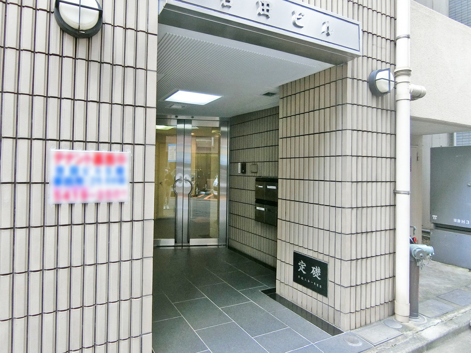 オフィスビル出入口