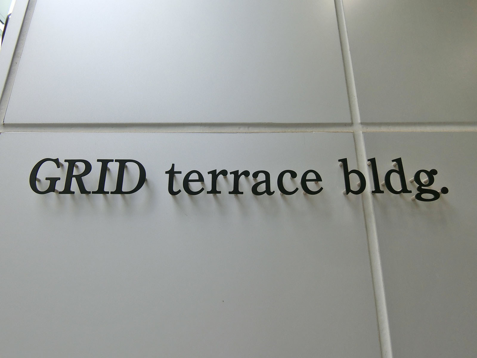 ネームプレート：GRID terraceビル
