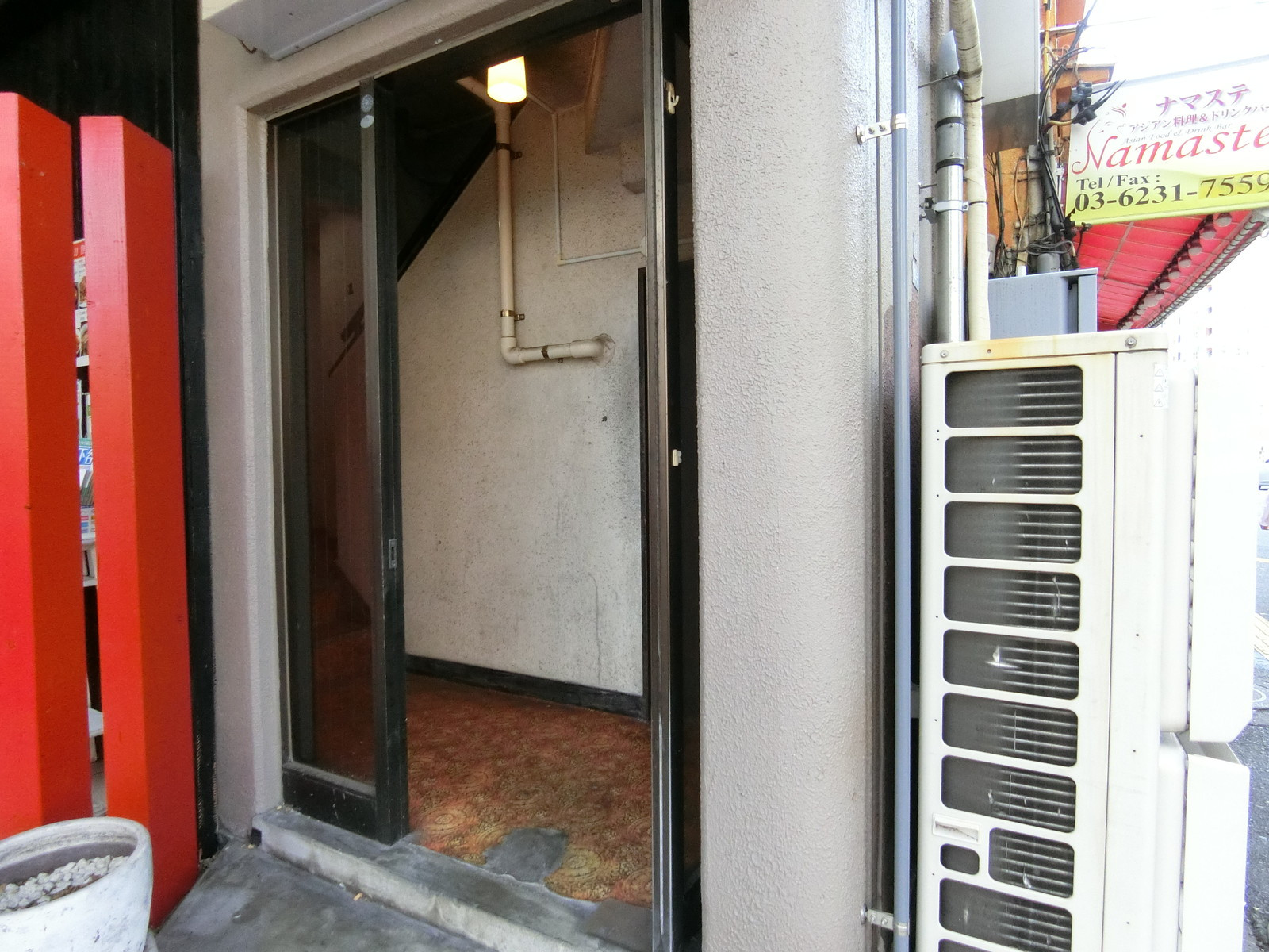 オフィス出入口