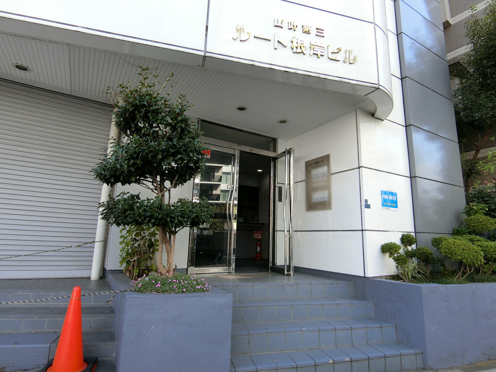 オフィスビル出入口