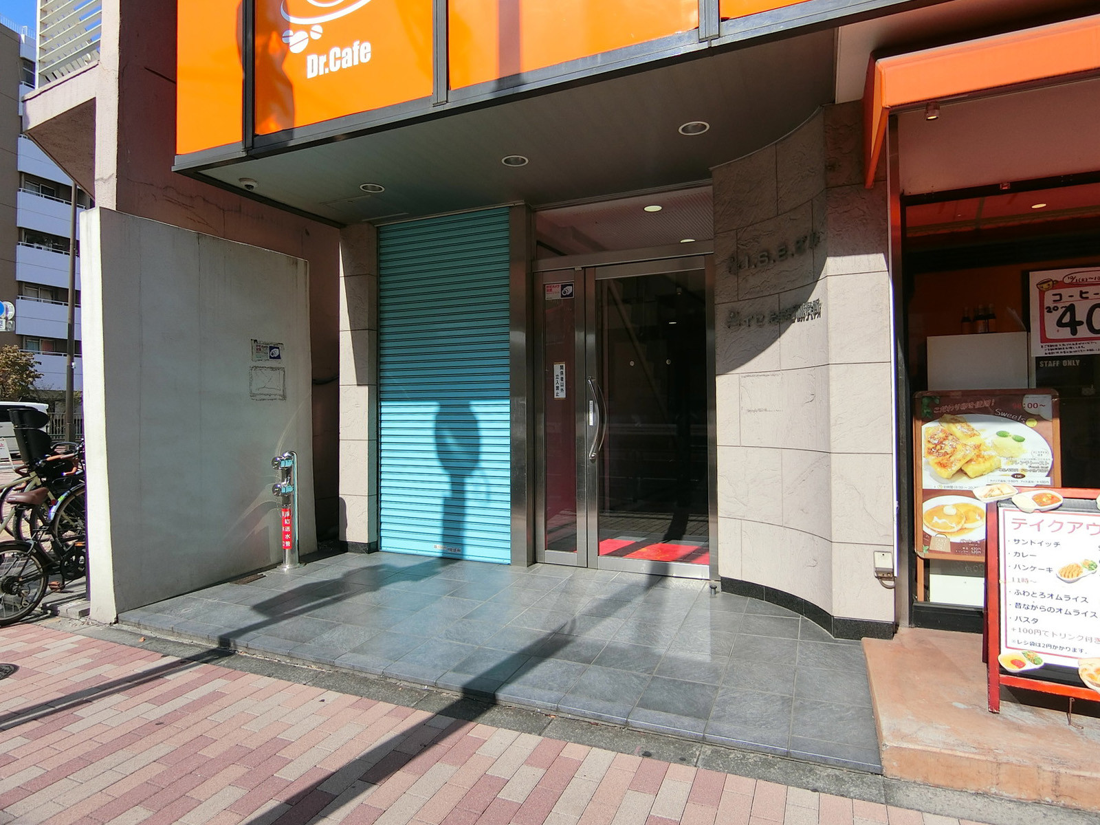 オフィスビル出入り口