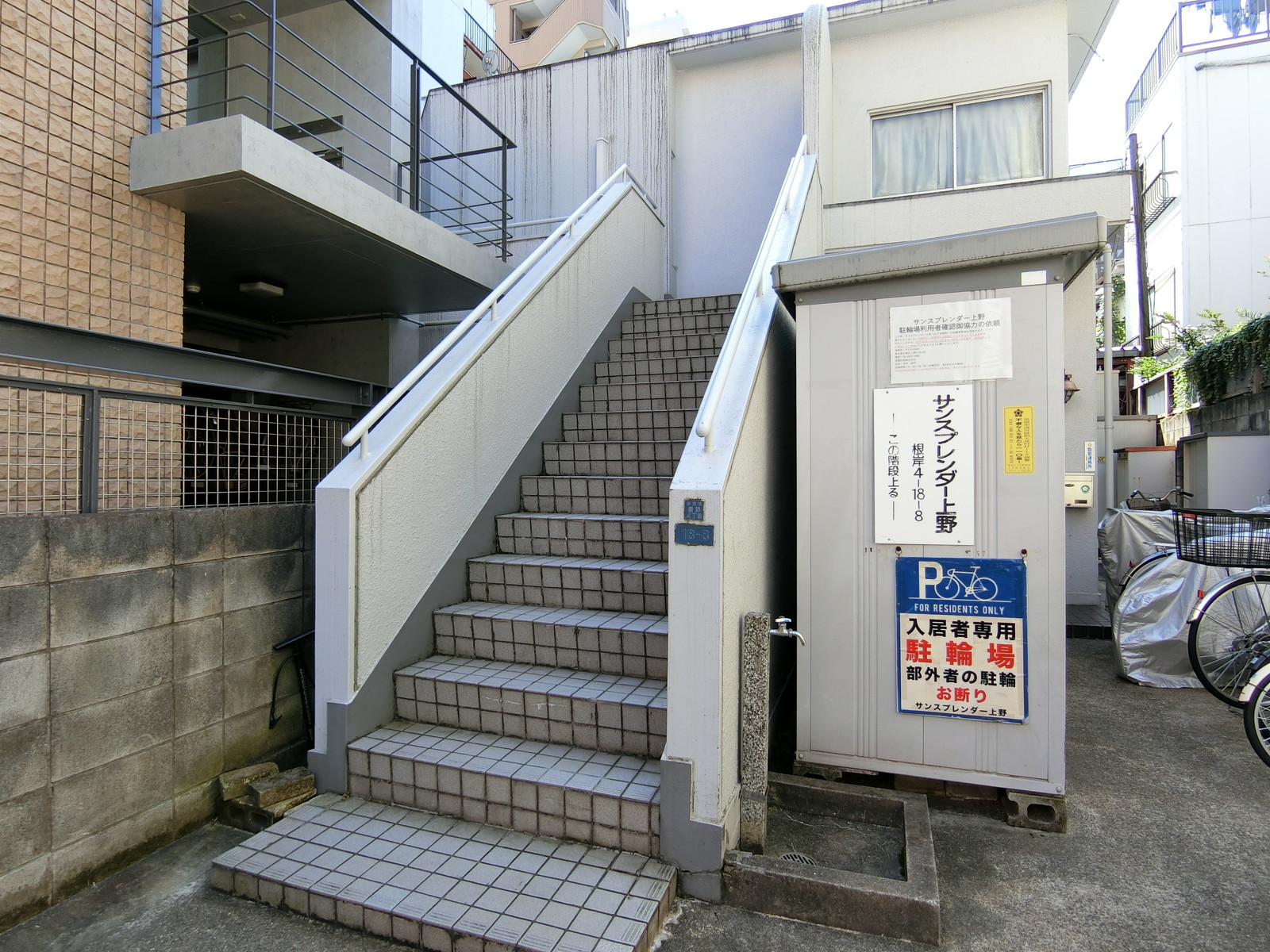 オフィスビル出入り口