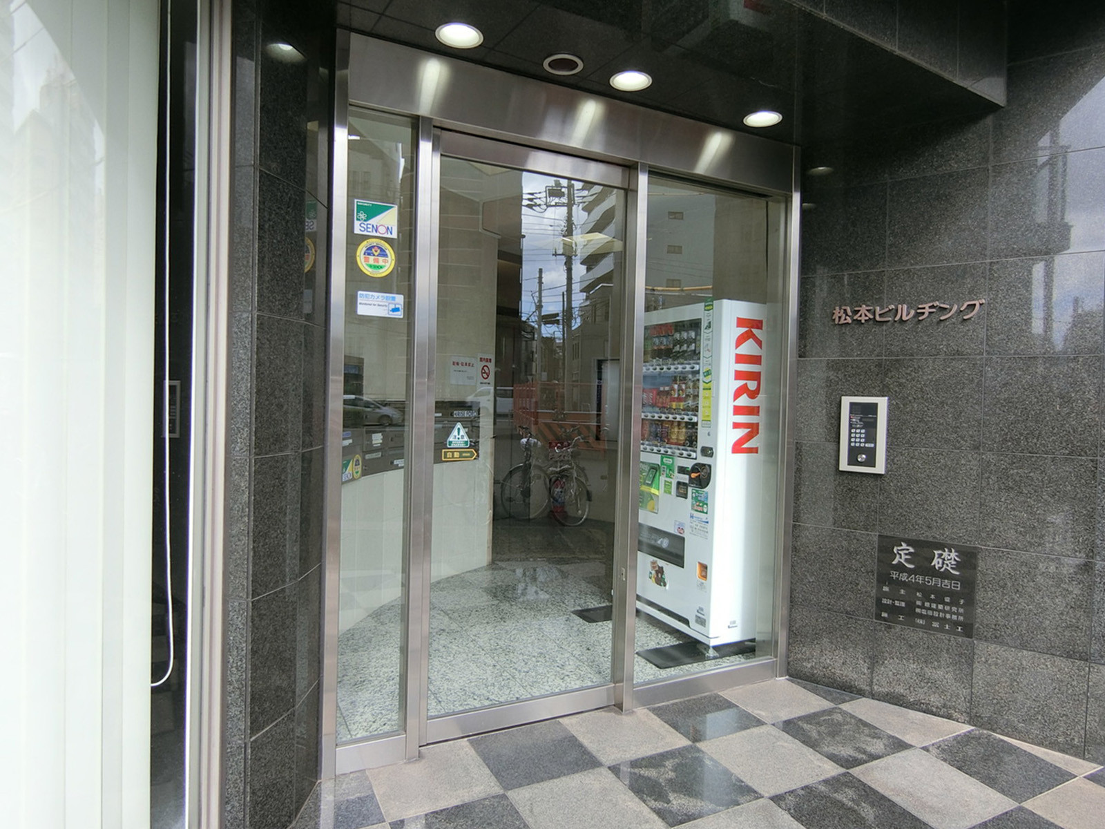 オフィスビル出入口
