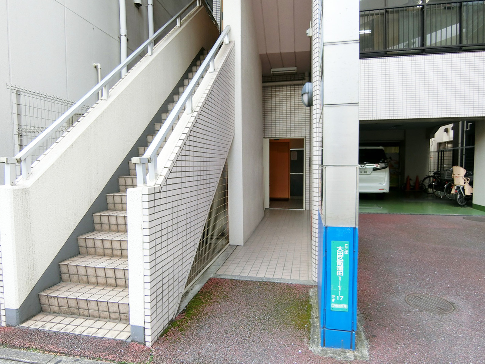 オフィスビル出入口