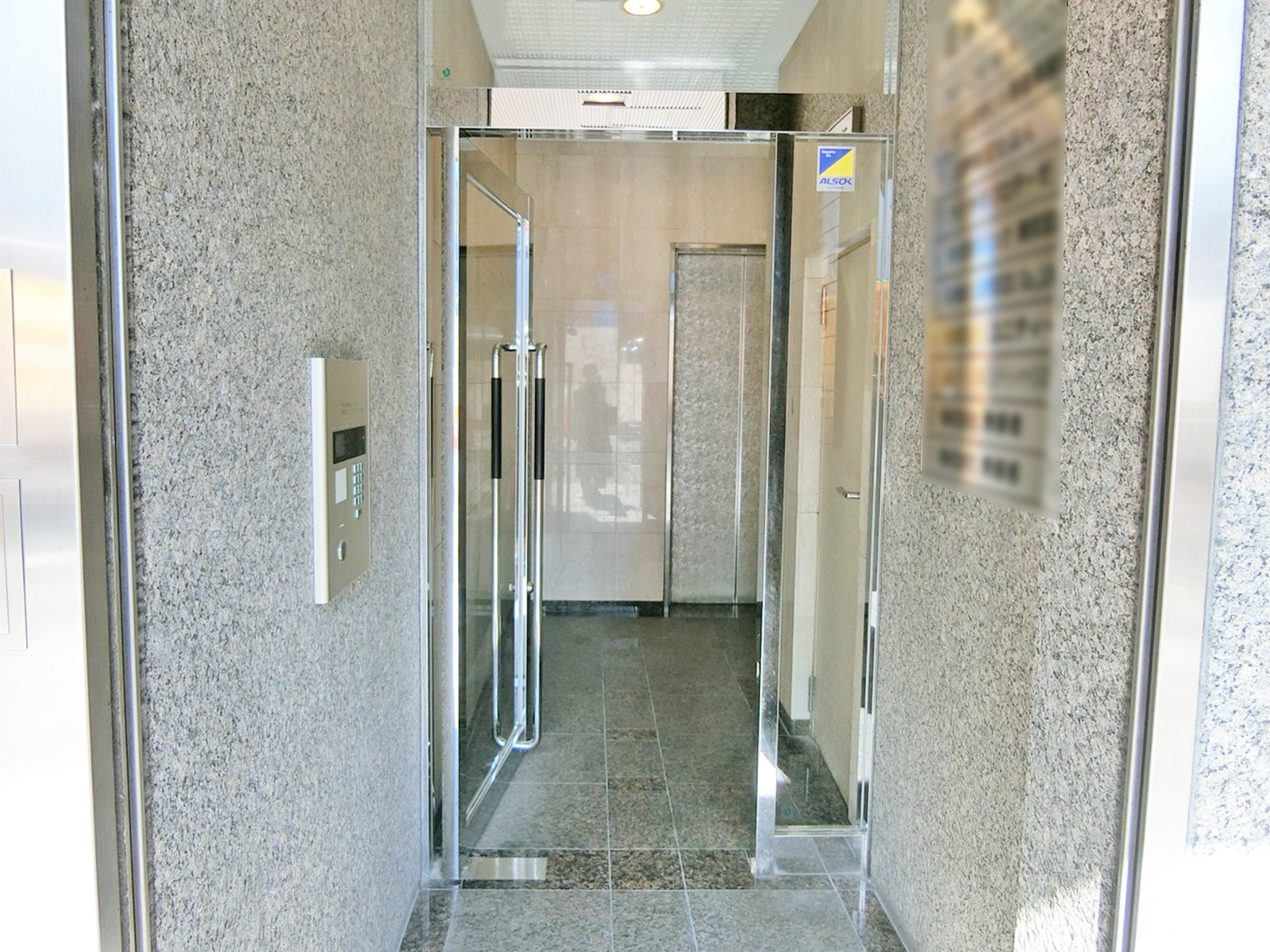 オフィスビル出入口