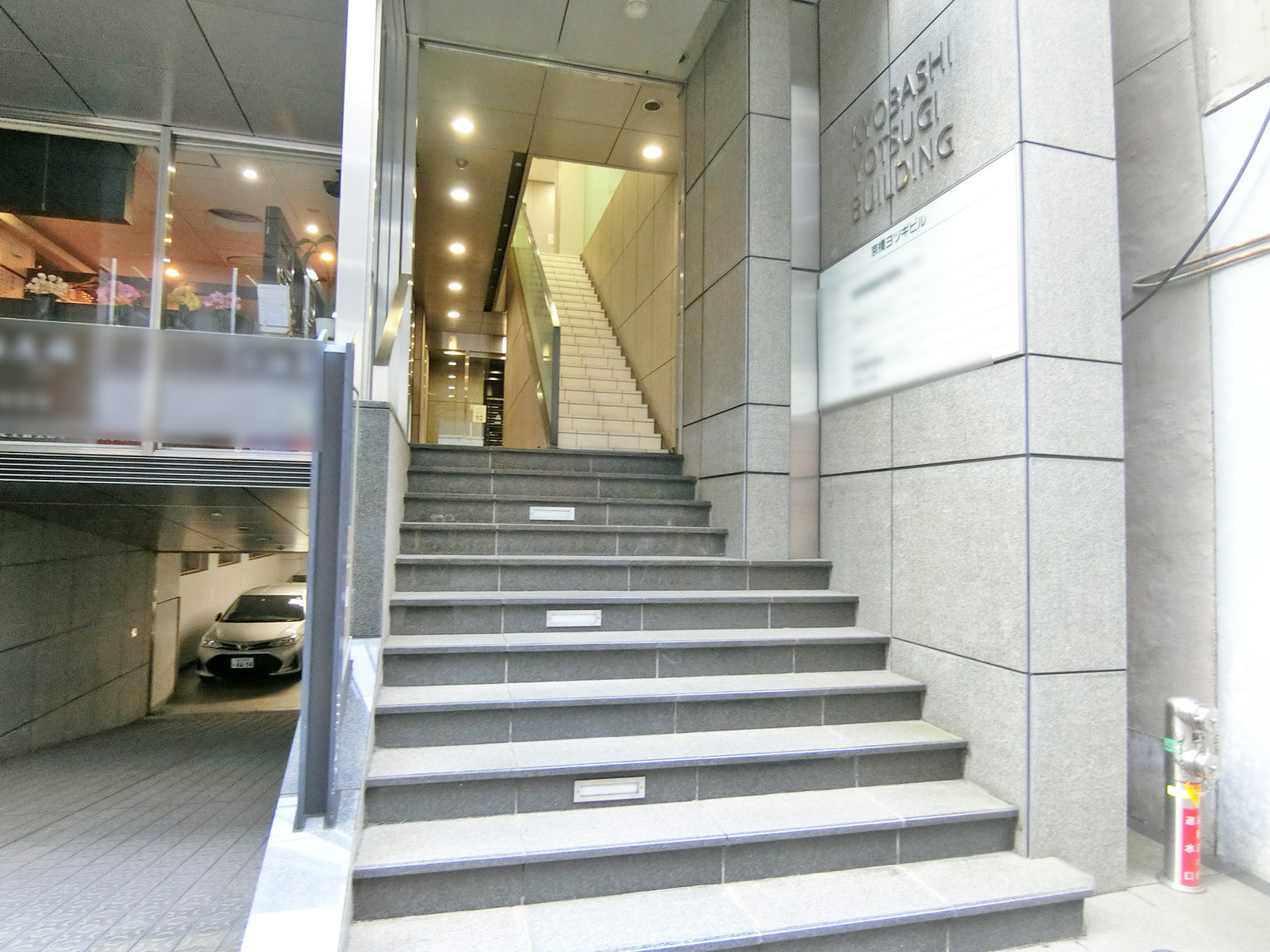 オフィスビル出入口