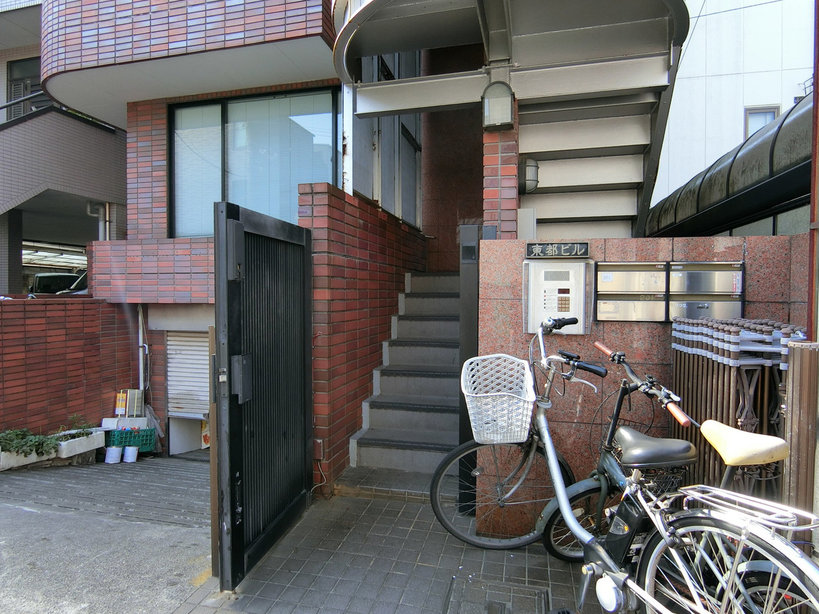 オフィスビル出入口