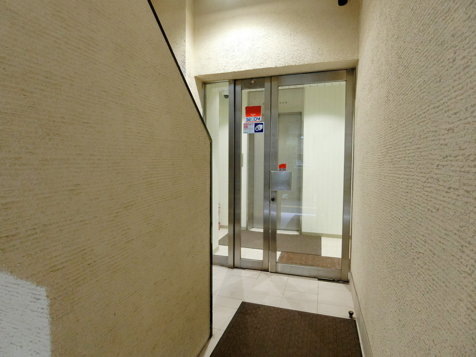 オフィスビル出入り口