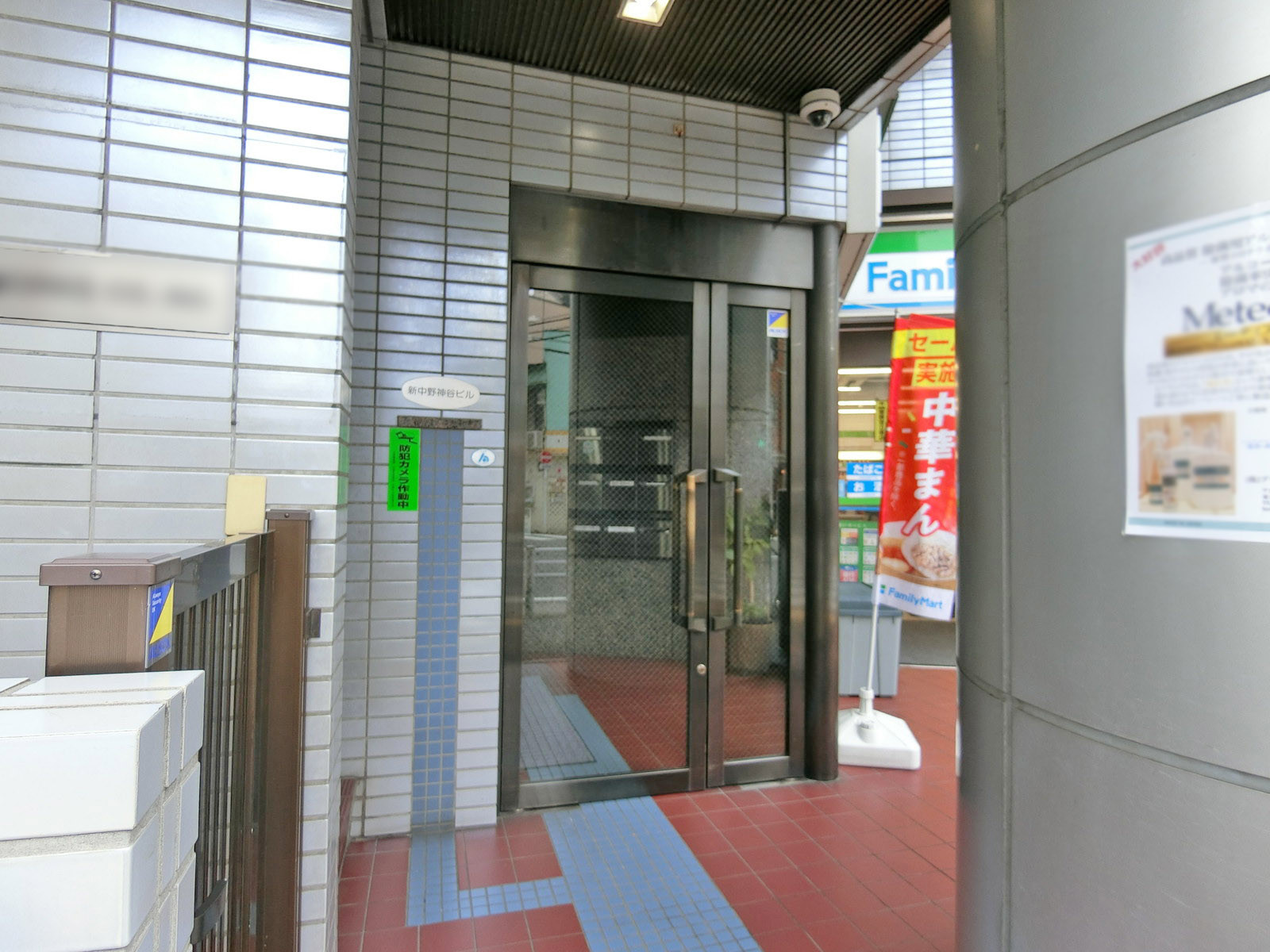 オフィスビル出入り口