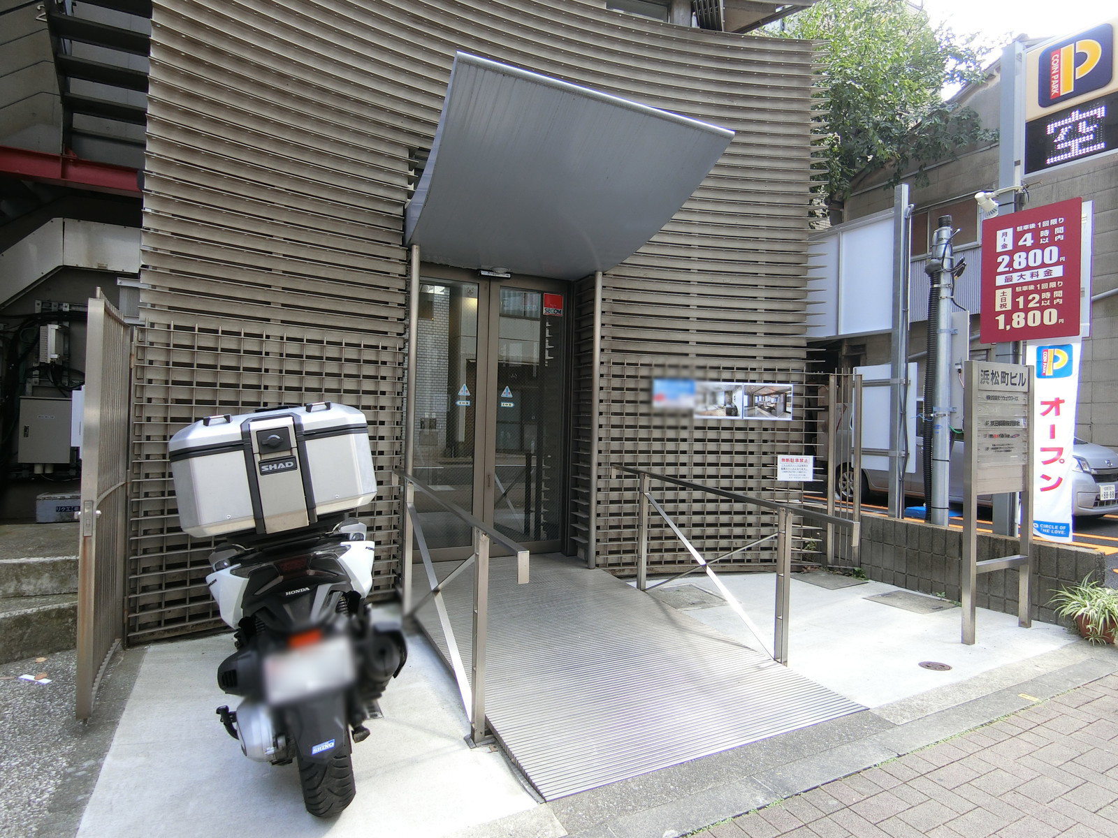 オフィスビル出入口