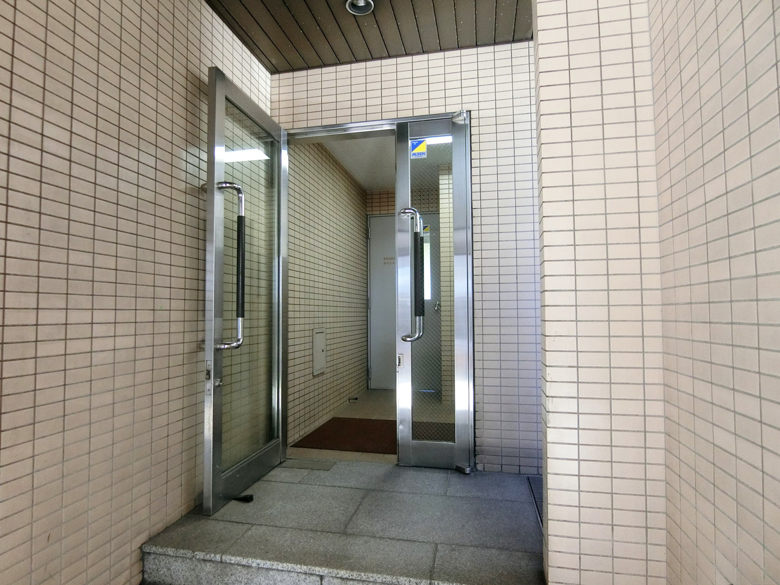 オフィスビル出入口
