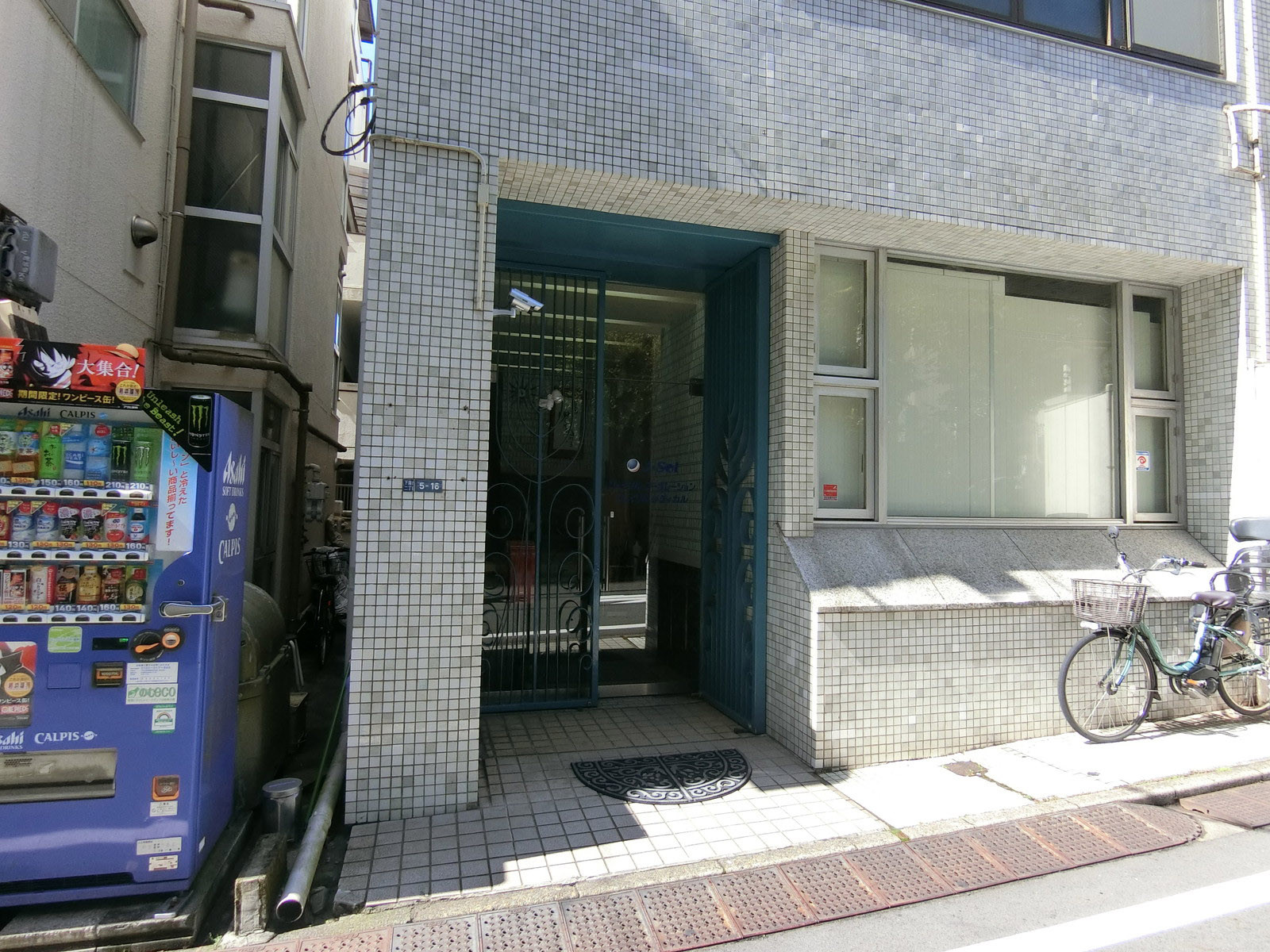 オフィスビル出入り口
