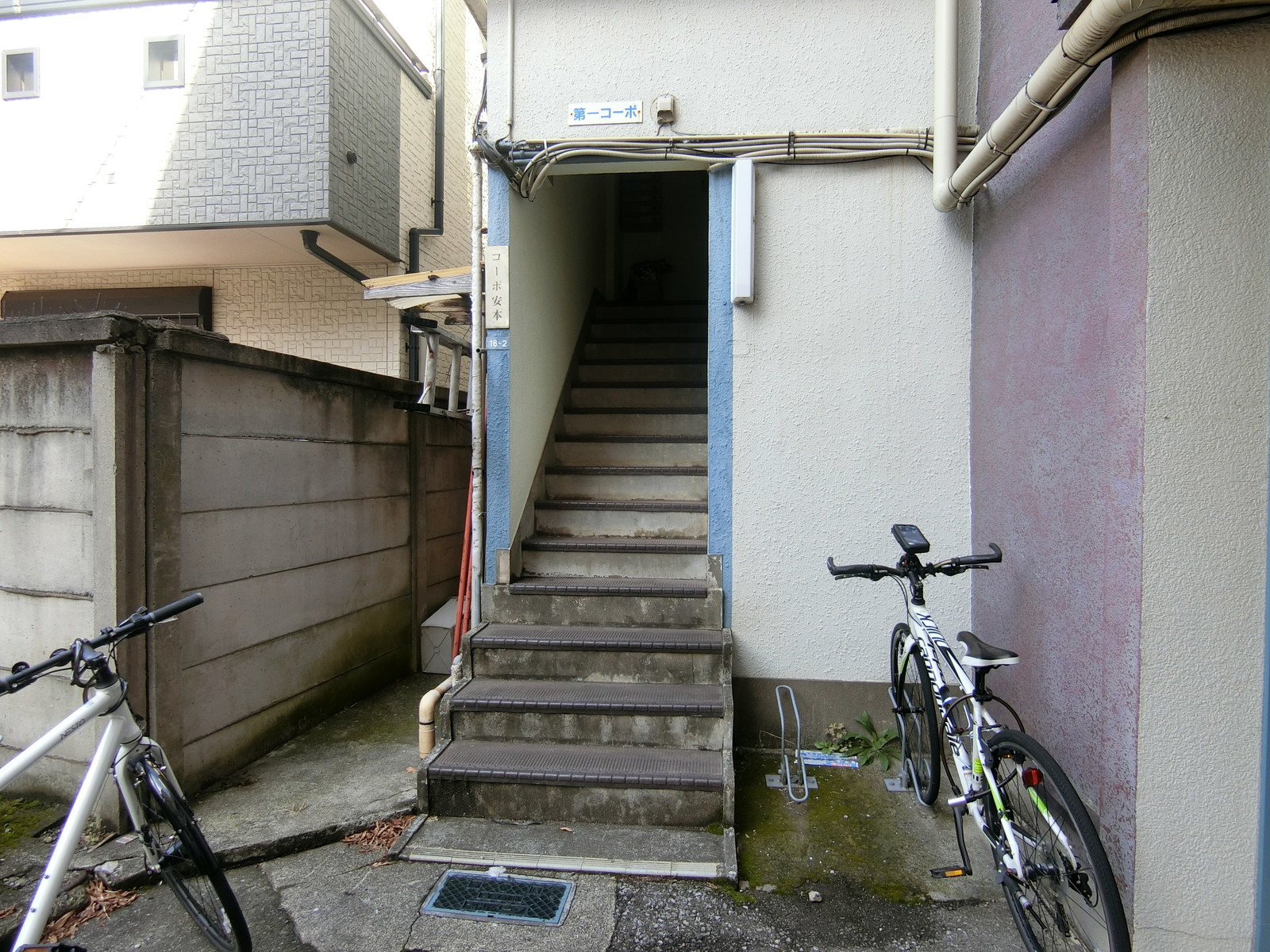 オフィスビル出入り口