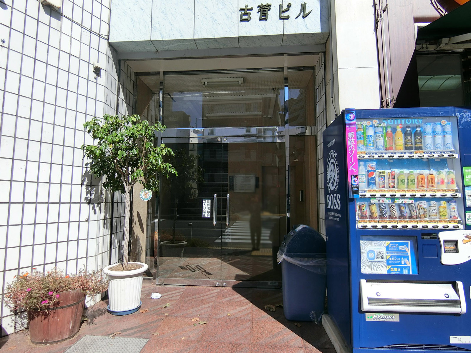 オフィスビル出入り口