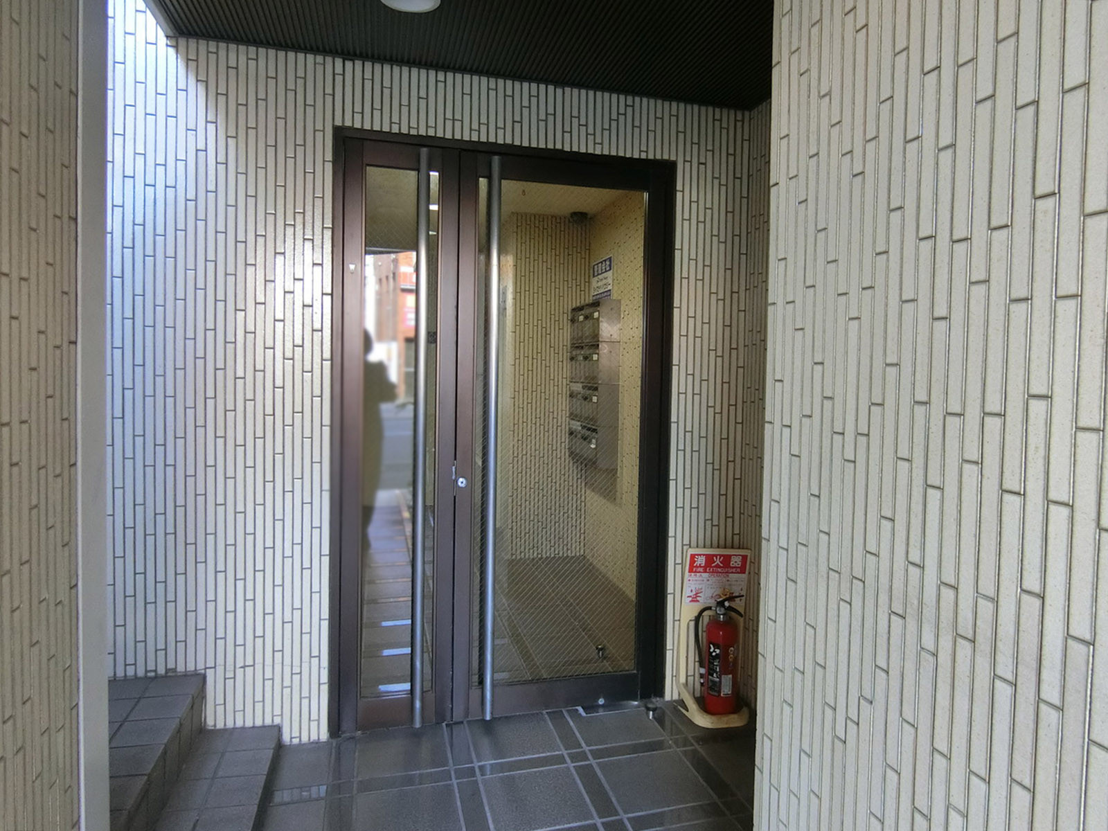オフィスビル出入り口