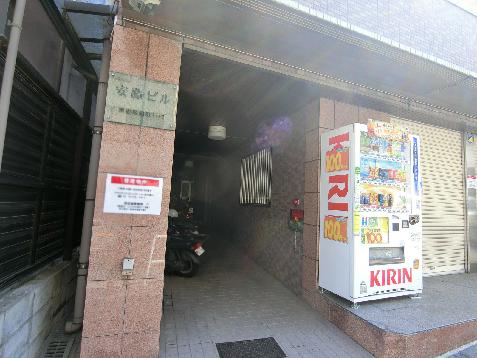 オフィスビル出入り口