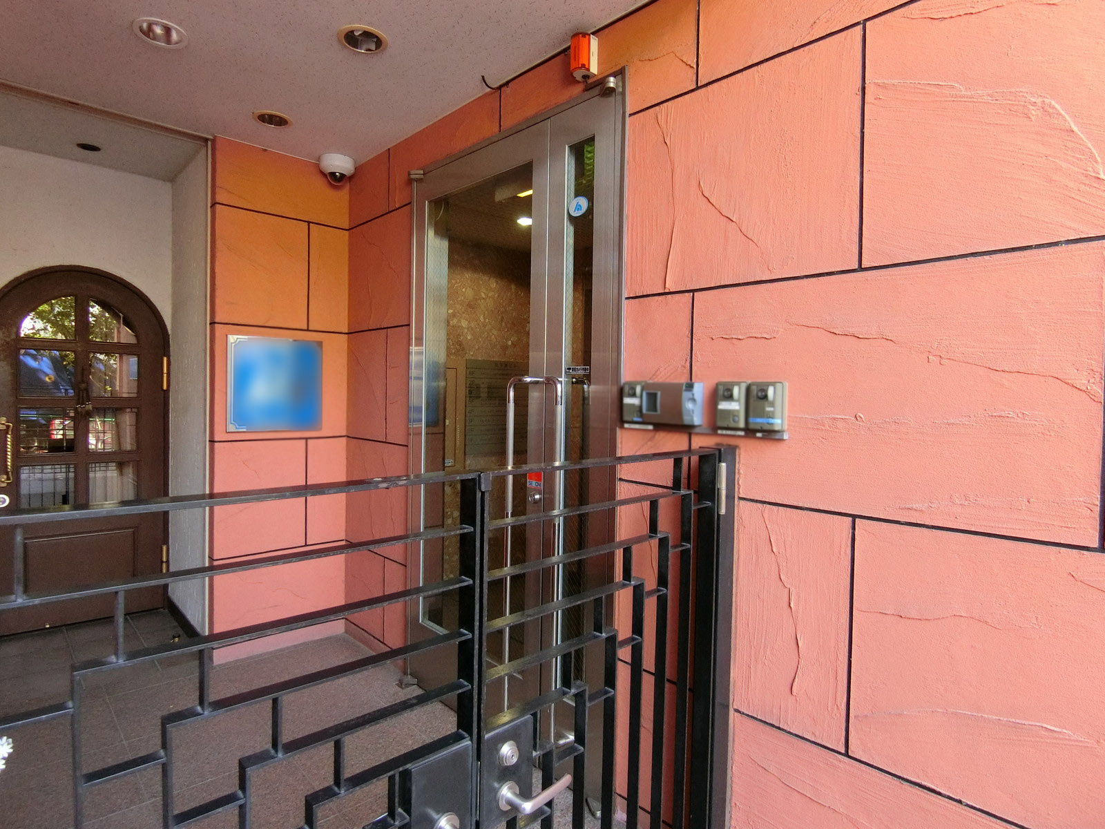 オフィスビル出入口