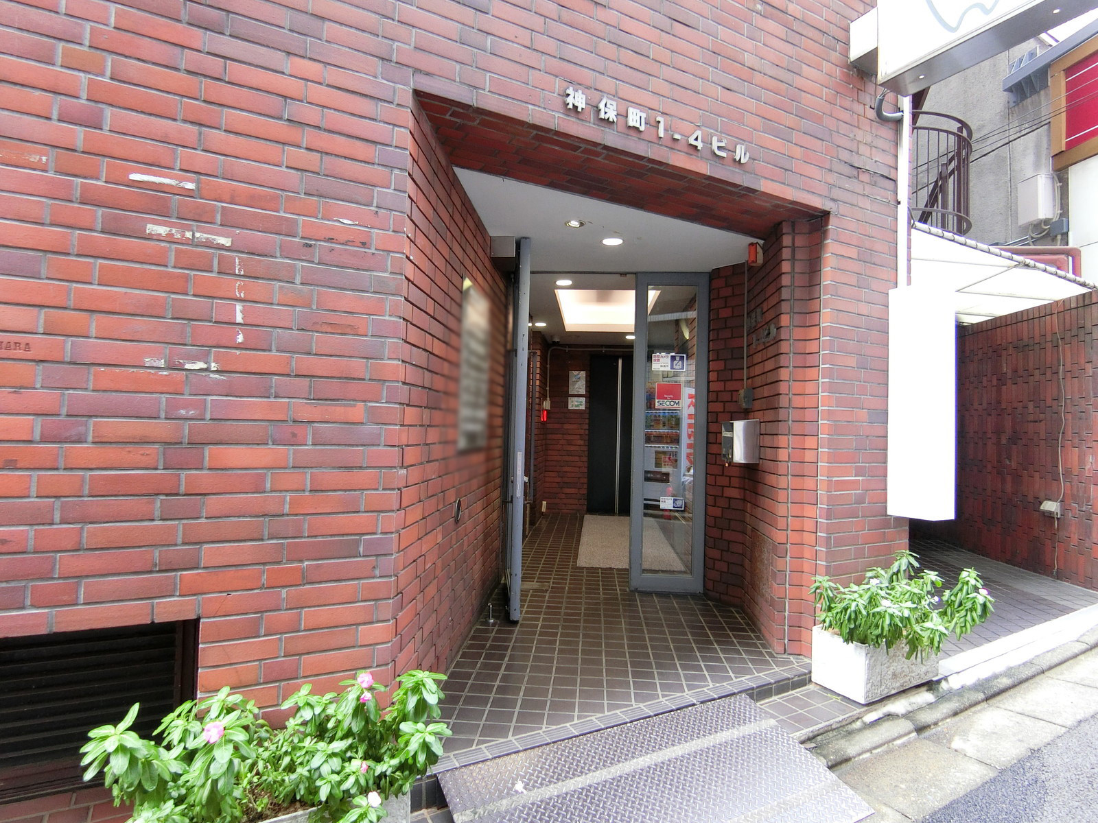 オフィスビル出入口