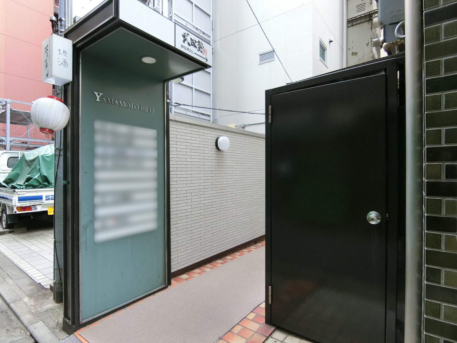 オフィスビル出入口