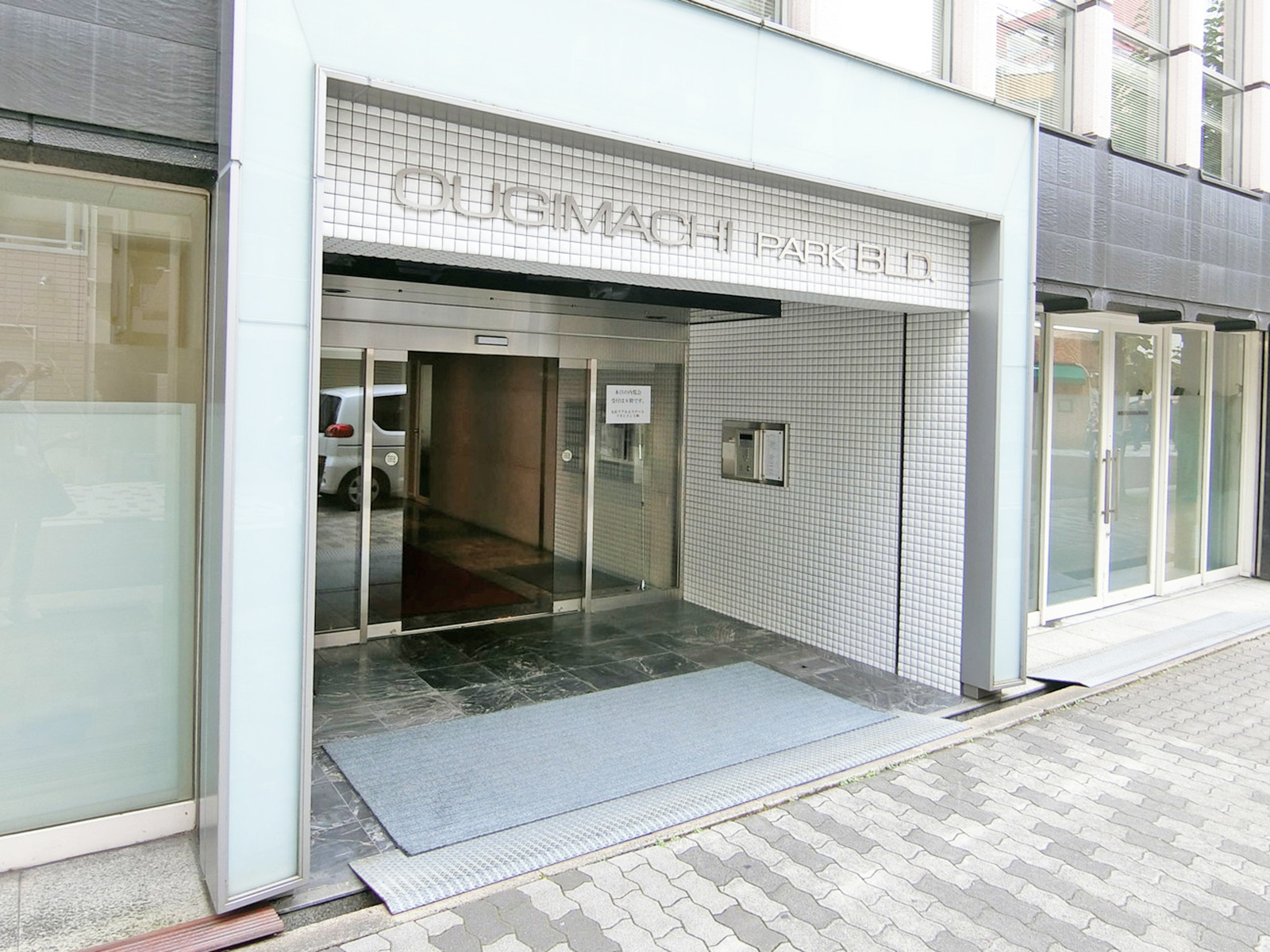 オフィスビル出入口