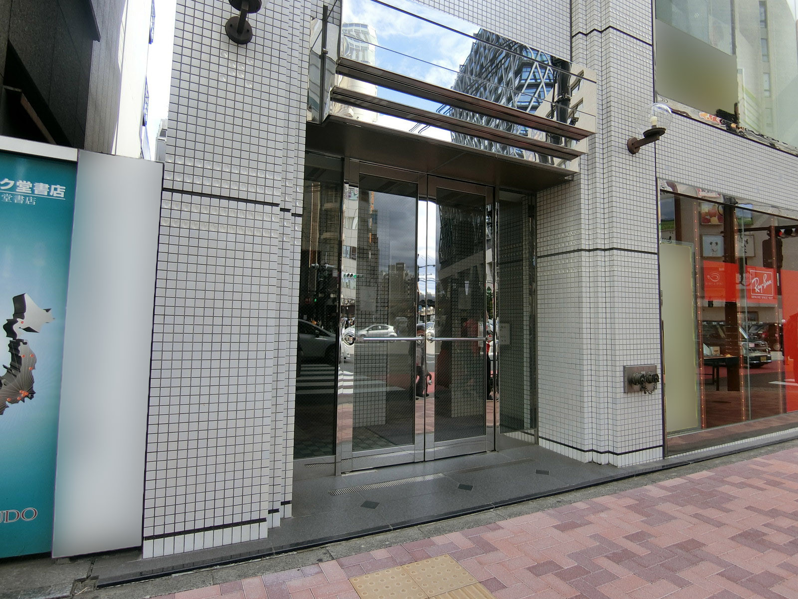 オフィスビル出入り口