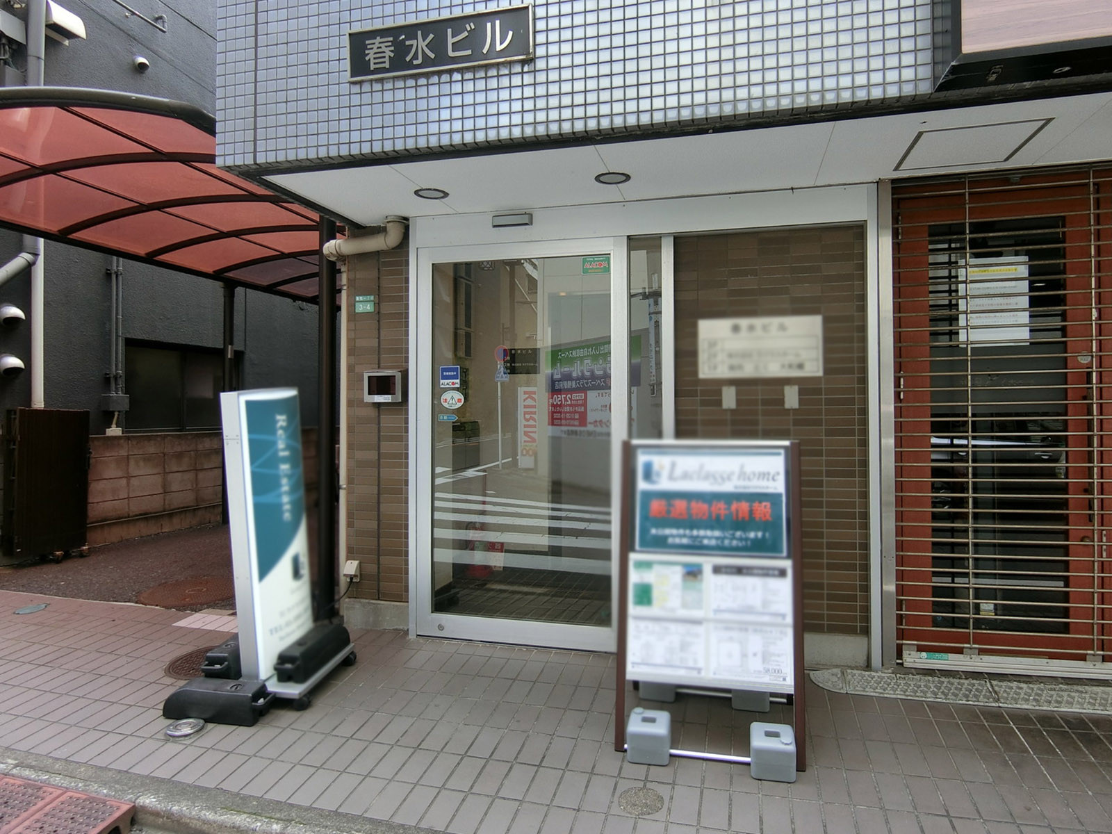 オフィスビル出入口