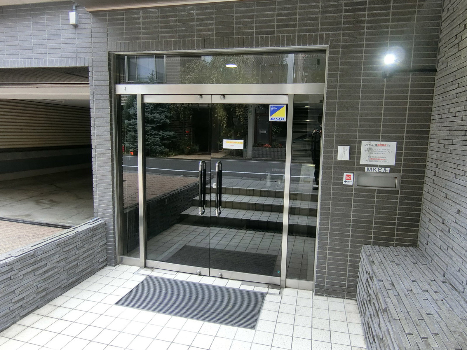 オフィスビル出入り口